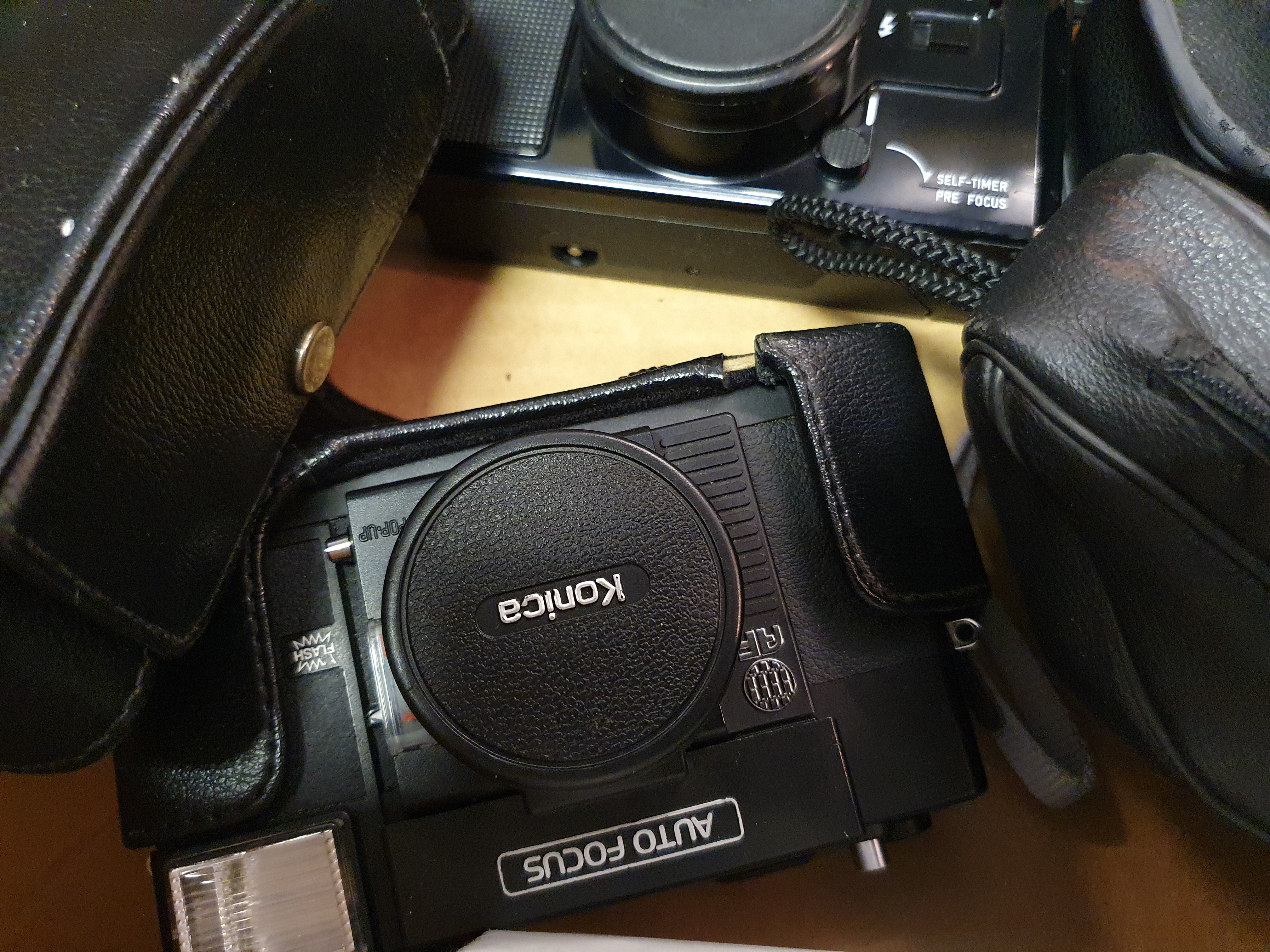 A Canon Z70w camera, a Konica camera, a Nikon Cooldix 3100 camera, a Canon AF35M camera, a - Image 3 of 5