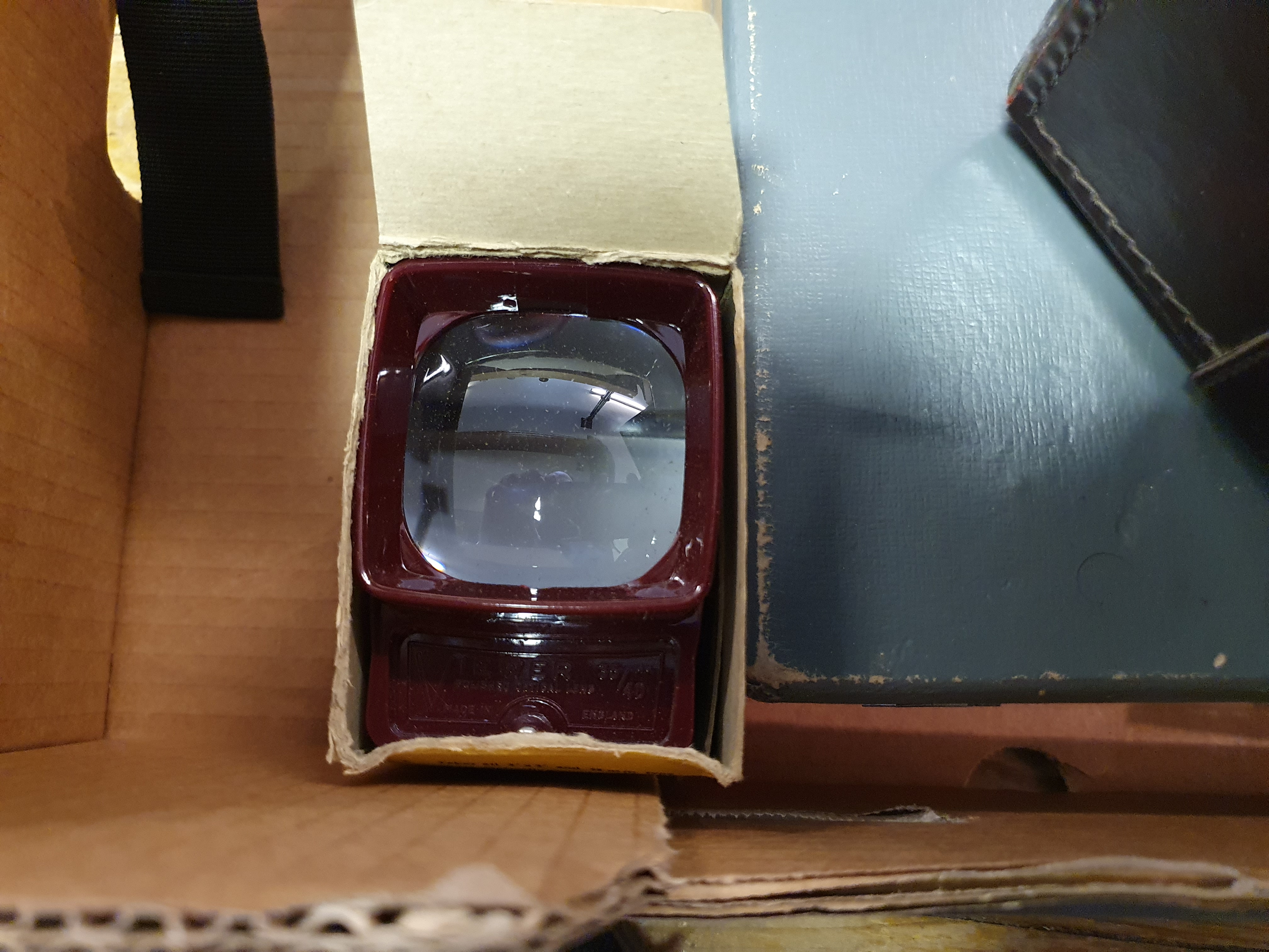 A Panorama illuminated viewer, boxed, and various assorted photography items (box) Provenance: - Image 7 of 8