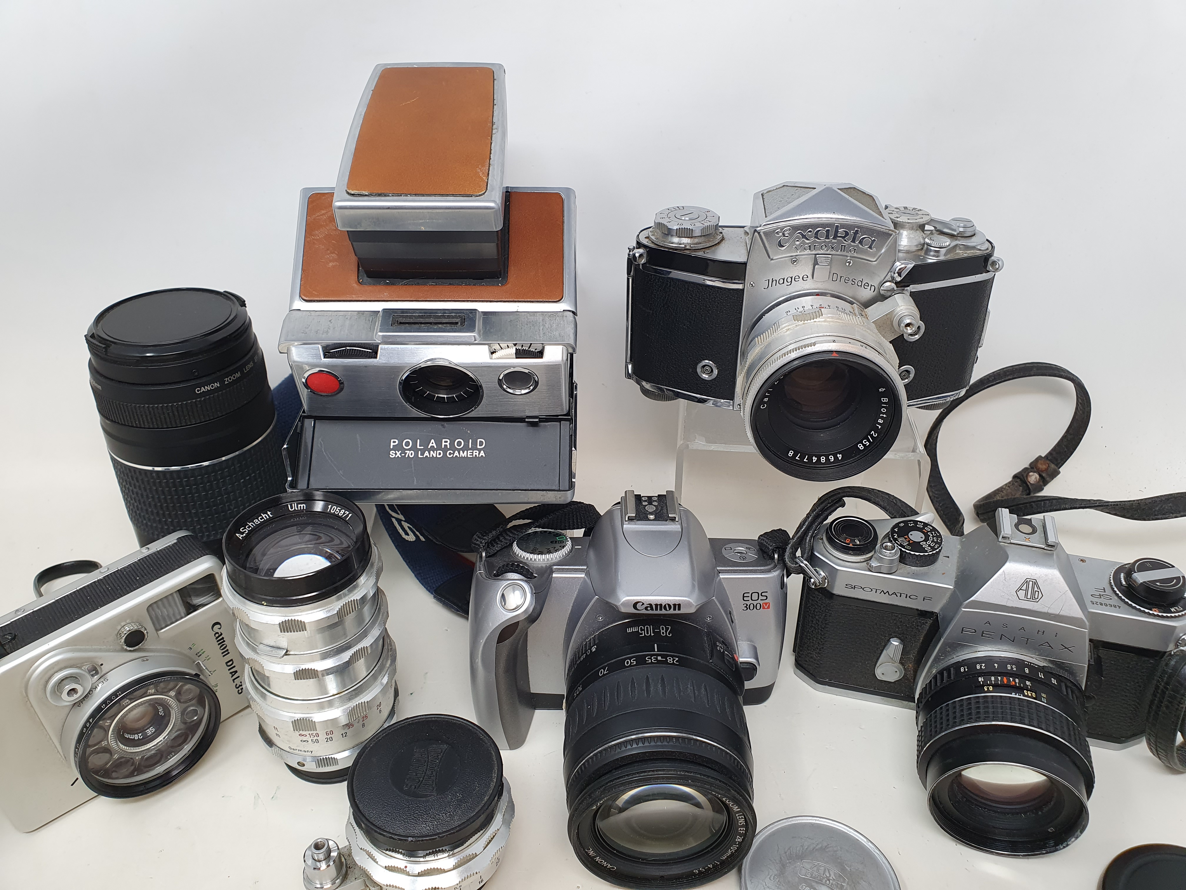 An Exakta Varex IIa camera, a Pentax Spotmatic F camera and various assorted photography items (box) - Image 2 of 9