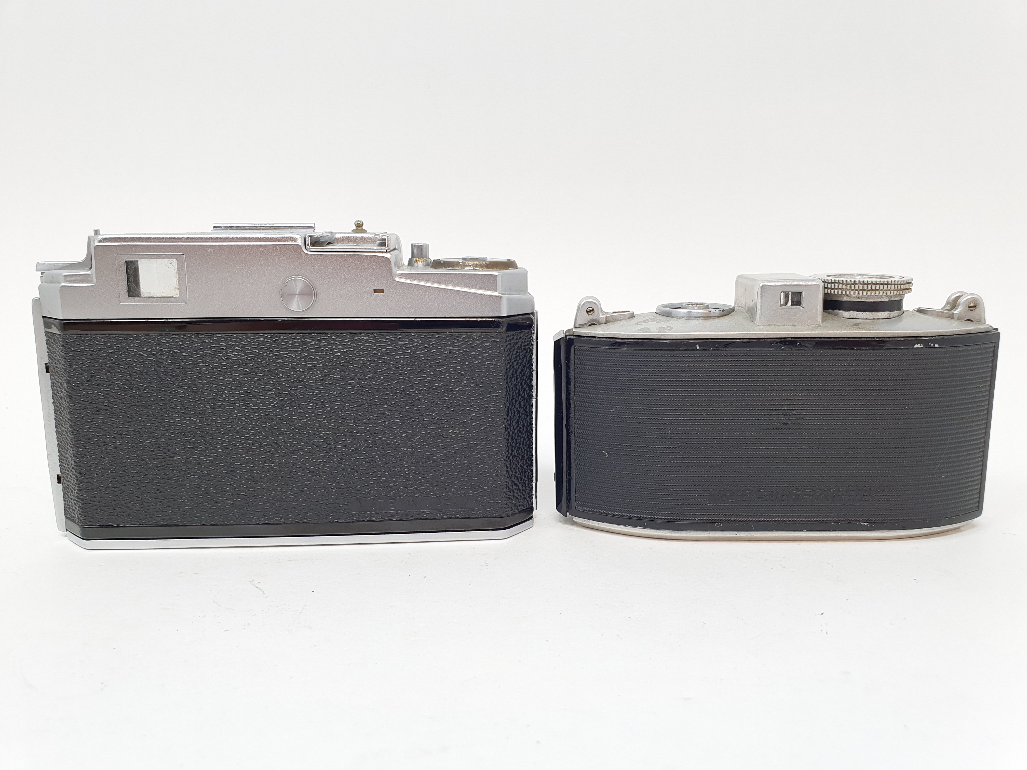 A Konica III M camera, serial number 419754, and an Agfa camera (2) Provenance: Part of a vast - Image 3 of 4