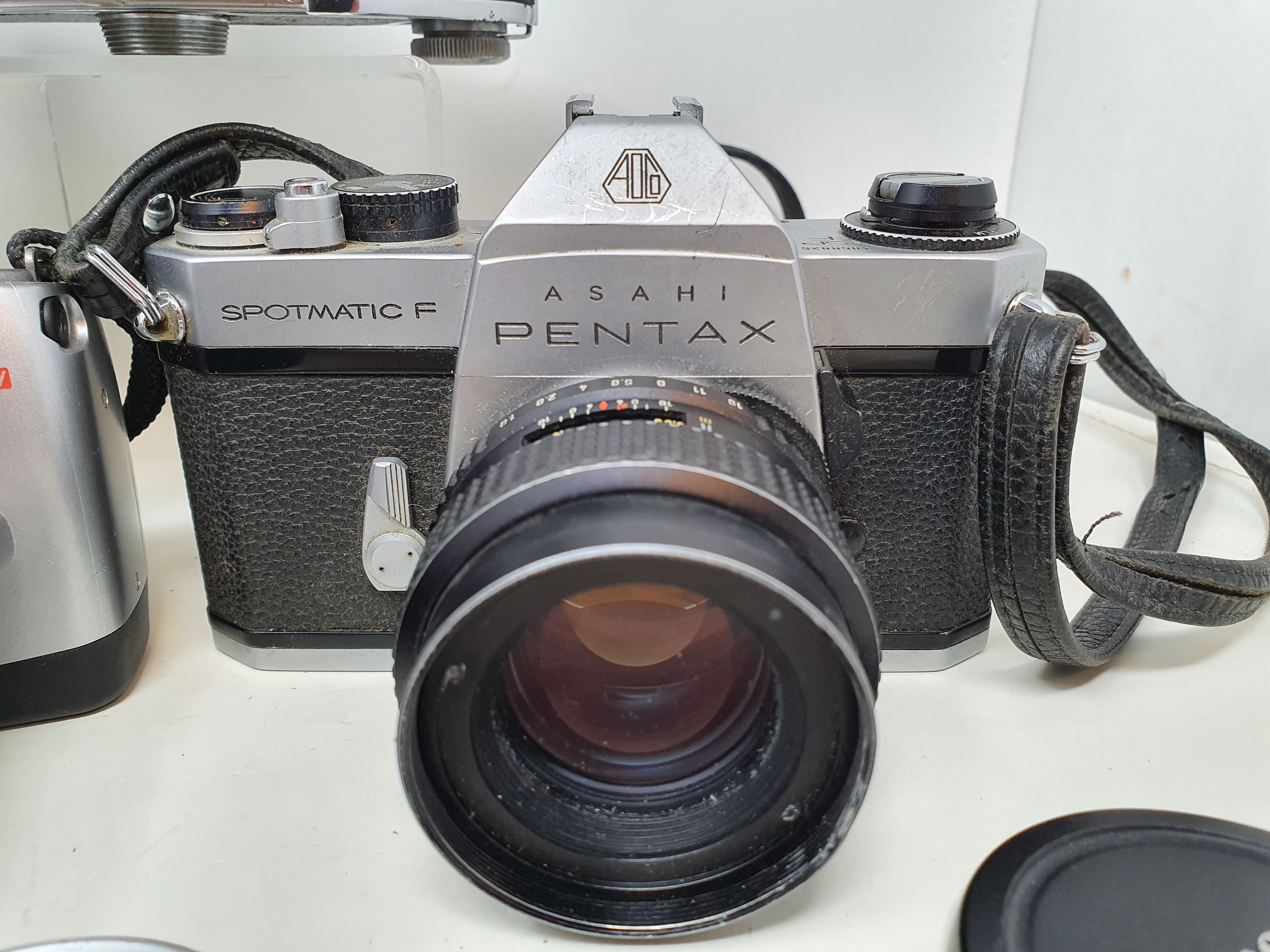 An Exakta Varex IIa camera, a Pentax Spotmatic F camera and various assorted photography items (box) - Image 3 of 9