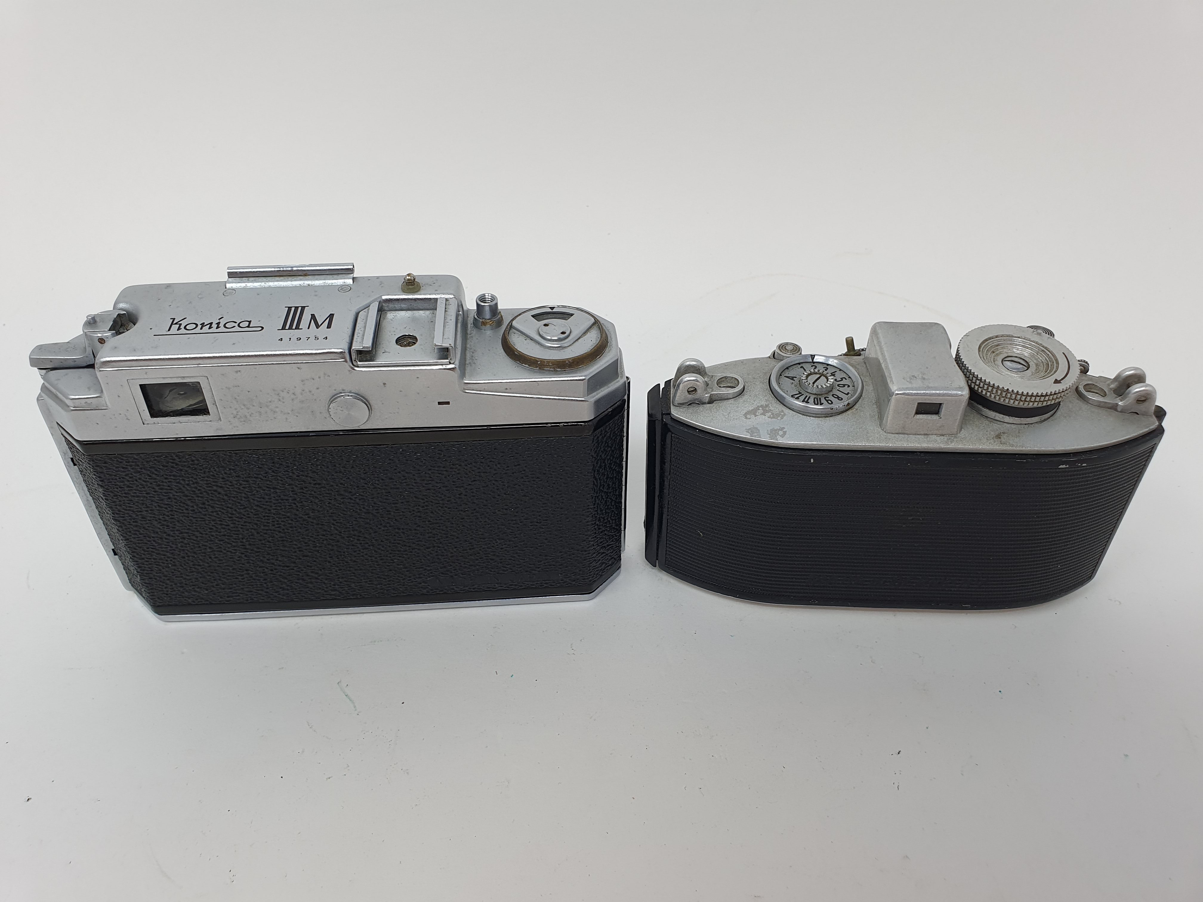 A Konica III M camera, serial number 419754, and an Agfa camera (2) Provenance: Part of a vast - Image 4 of 4