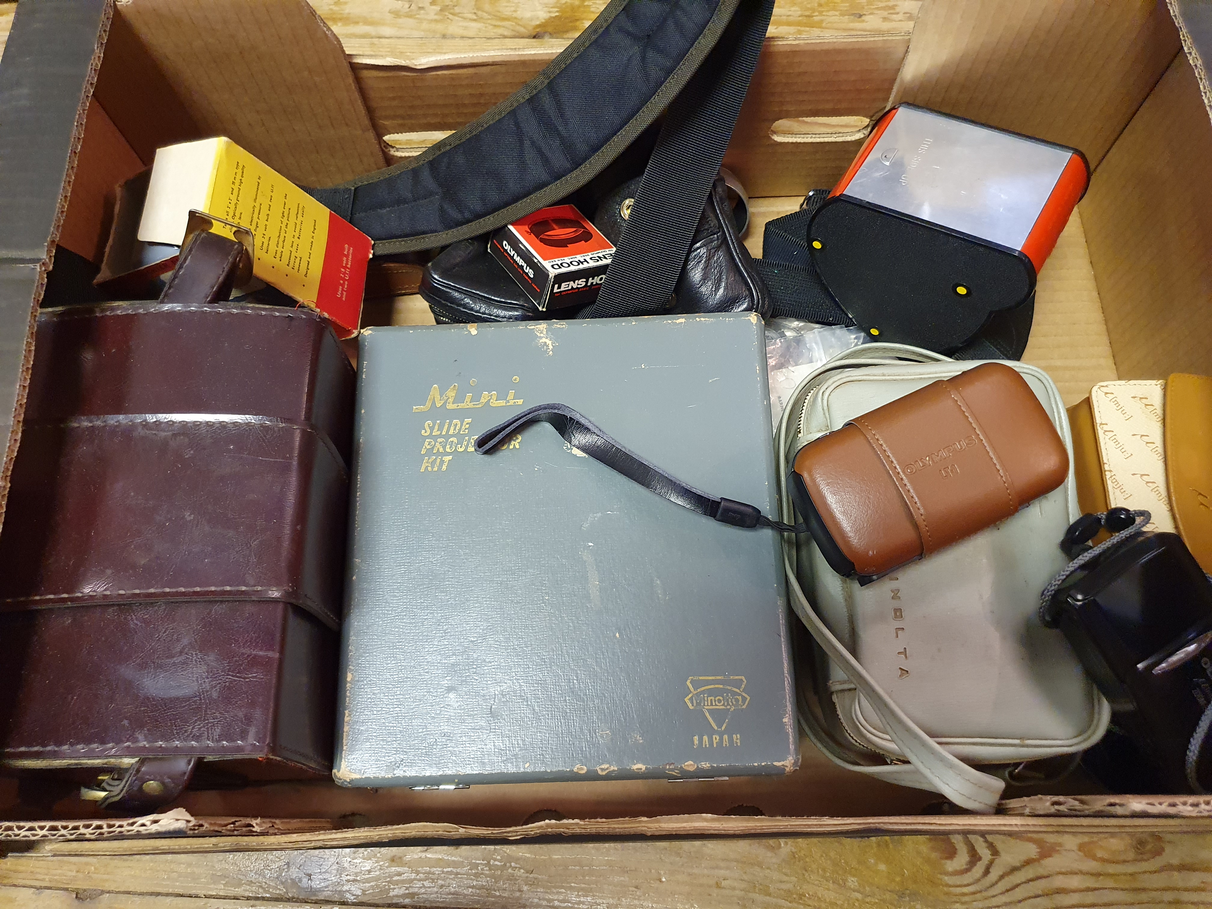 A Panorama illuminated viewer, boxed, and various assorted photography items (box) Provenance: