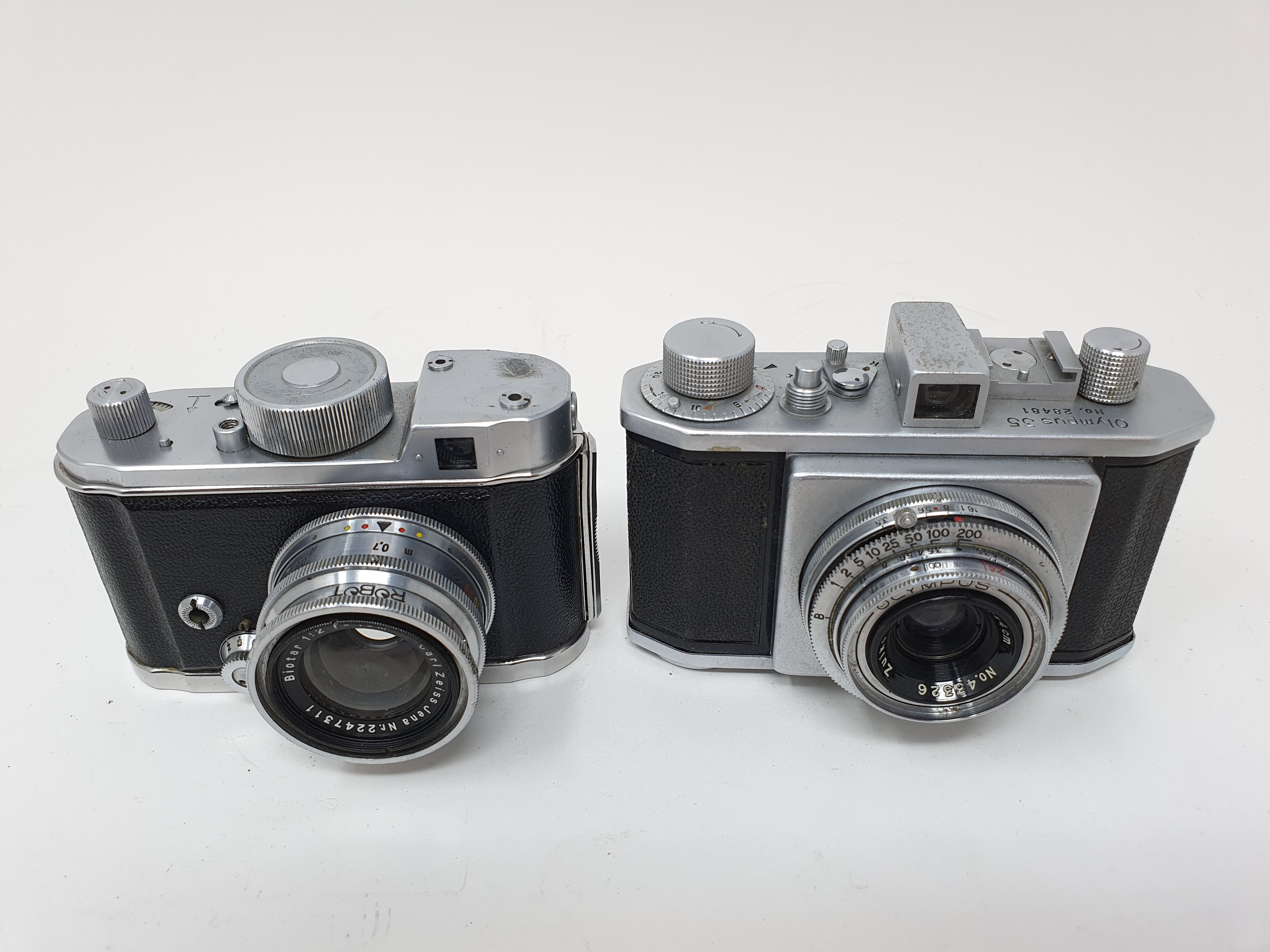 An Olympus 35 camera, serial number 28481, with outer leather case, and a Robot camera, with outer - Image 2 of 5