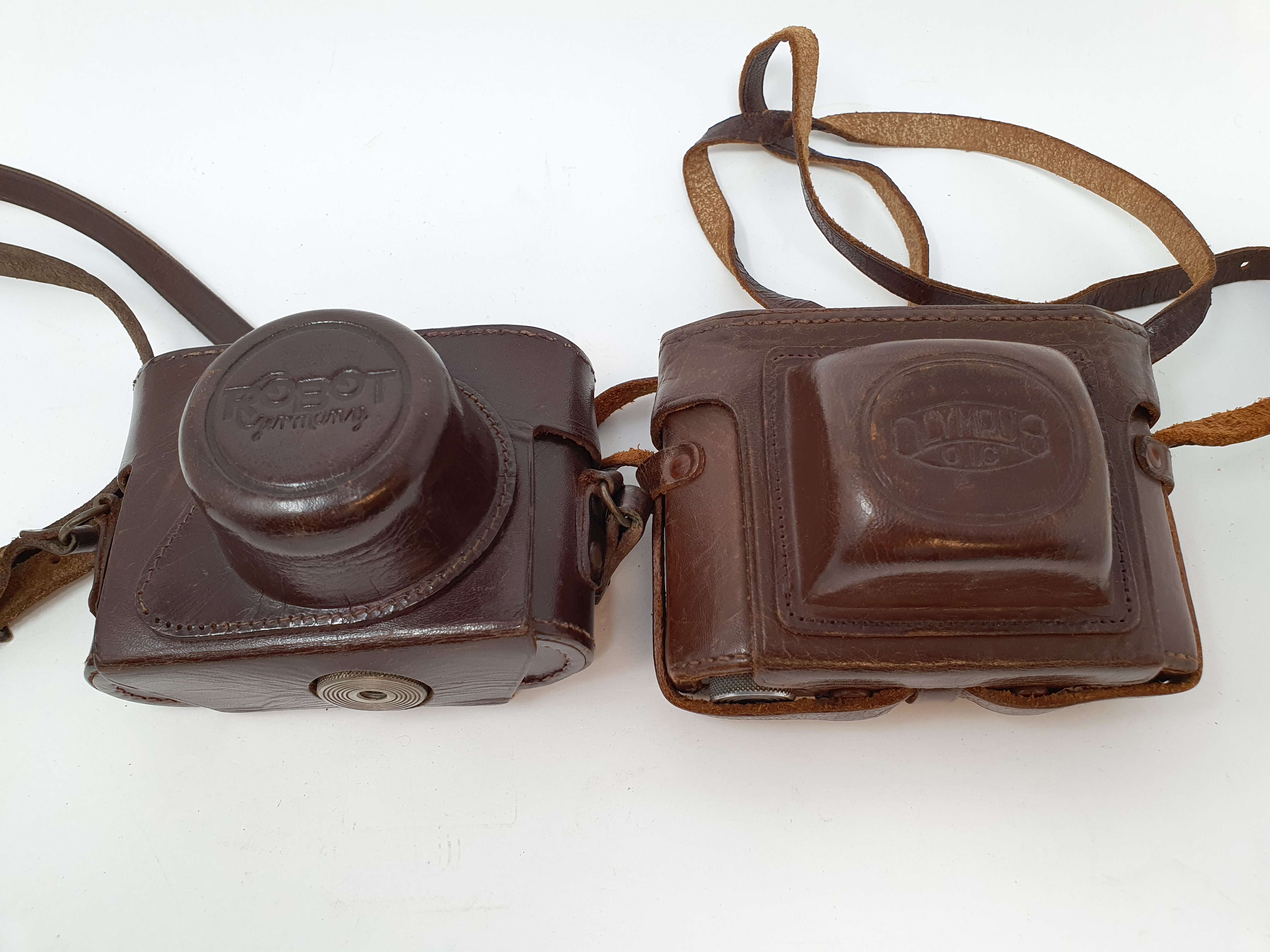 An Olympus 35 camera, serial number 28481, with outer leather case, and a Robot camera, with outer - Image 5 of 5