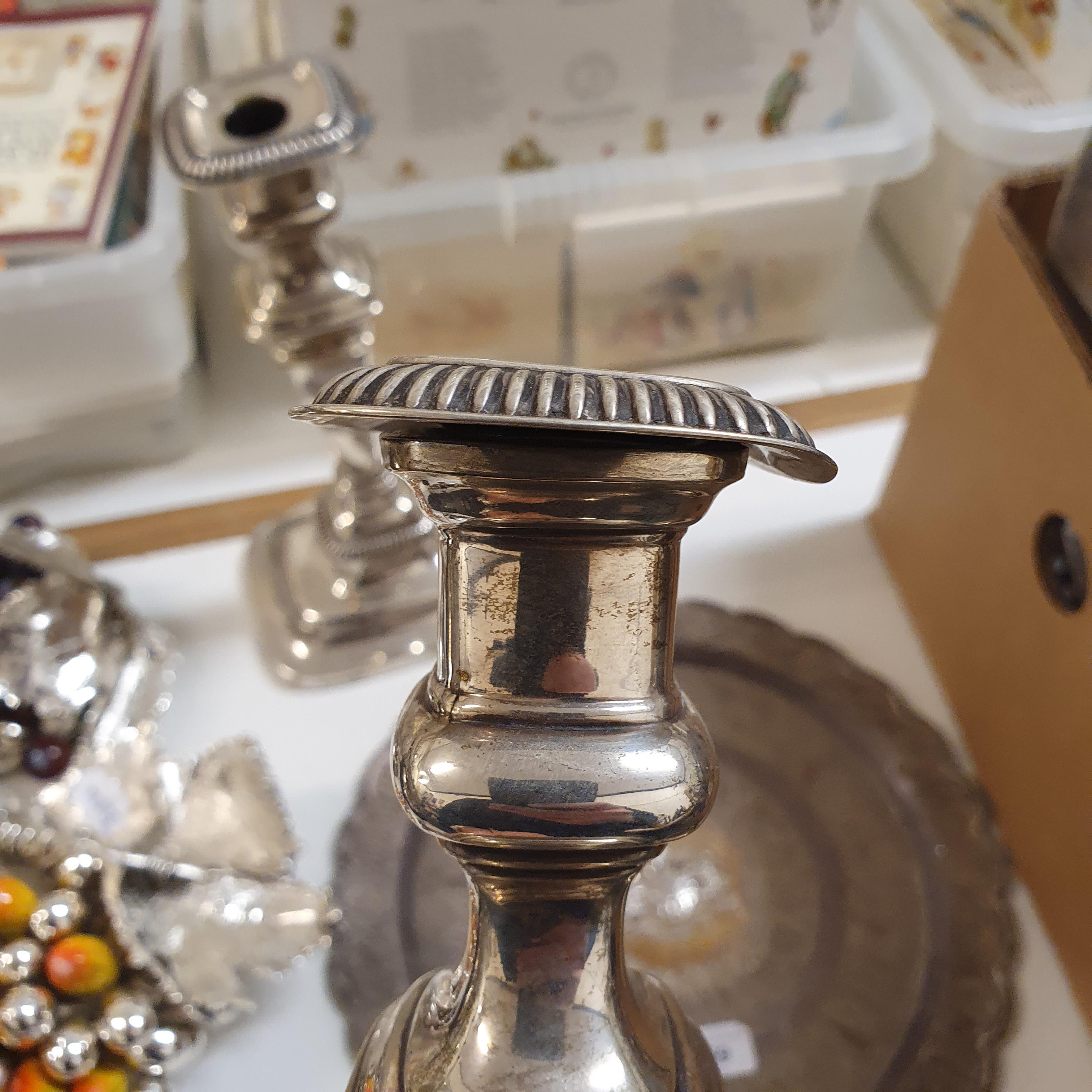 A pair of early 18th century style silver candlesticks, of rectangular form, Sheffield 1917, 31 cm - Image 5 of 5