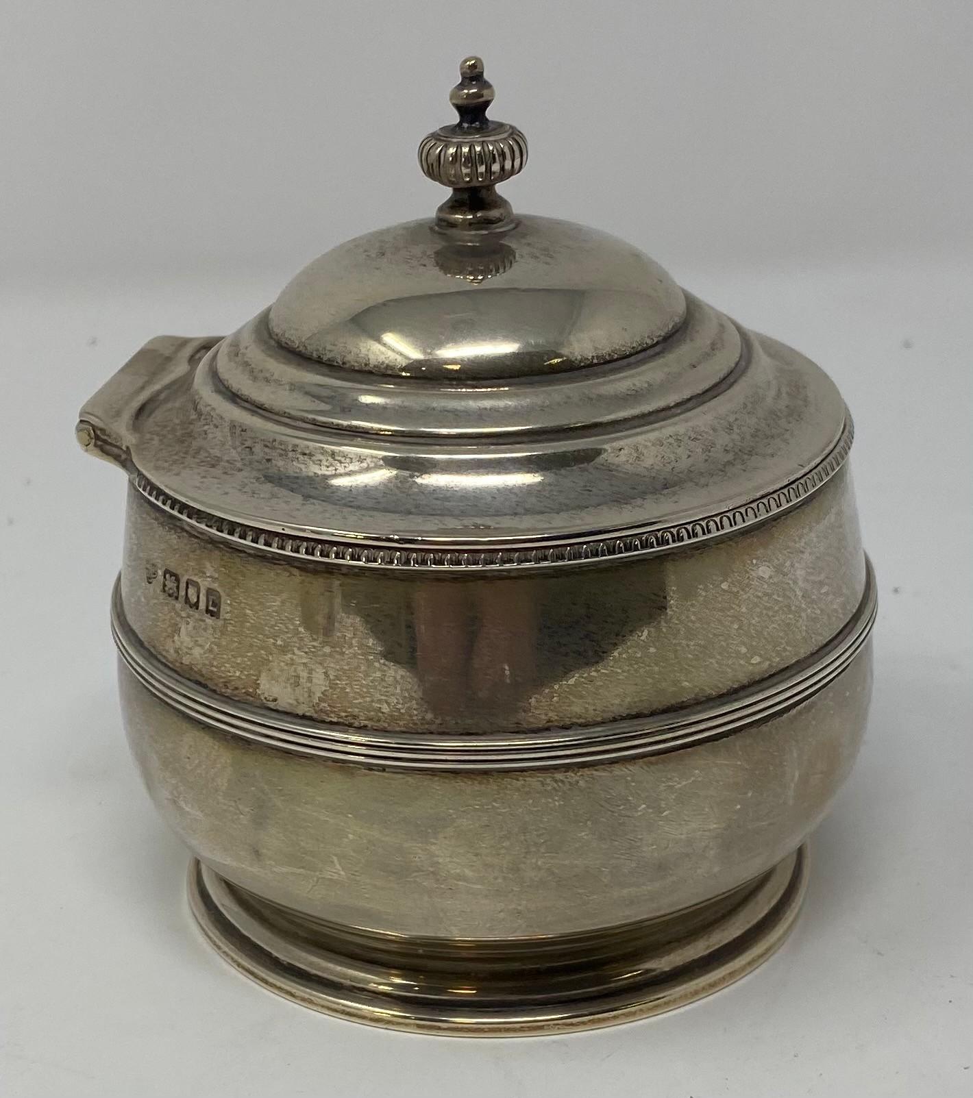 A silver tea caddy and cover, of compressed circular form, London 1918, 7.3 ozt, 10.5 cm high