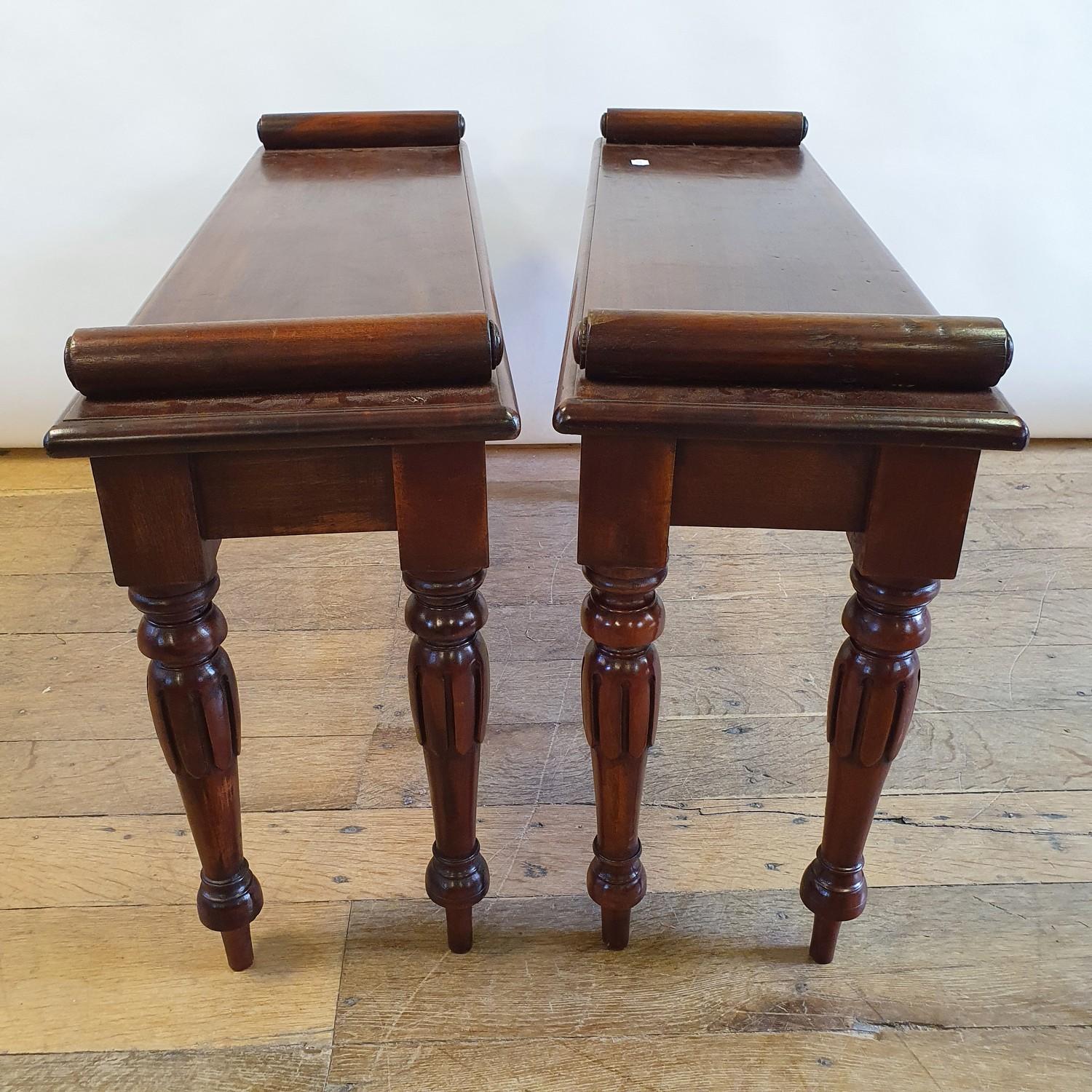 A pair of mahogany window seats, on turned tapering carved legs, 96 cm wide (2) - Image 4 of 5