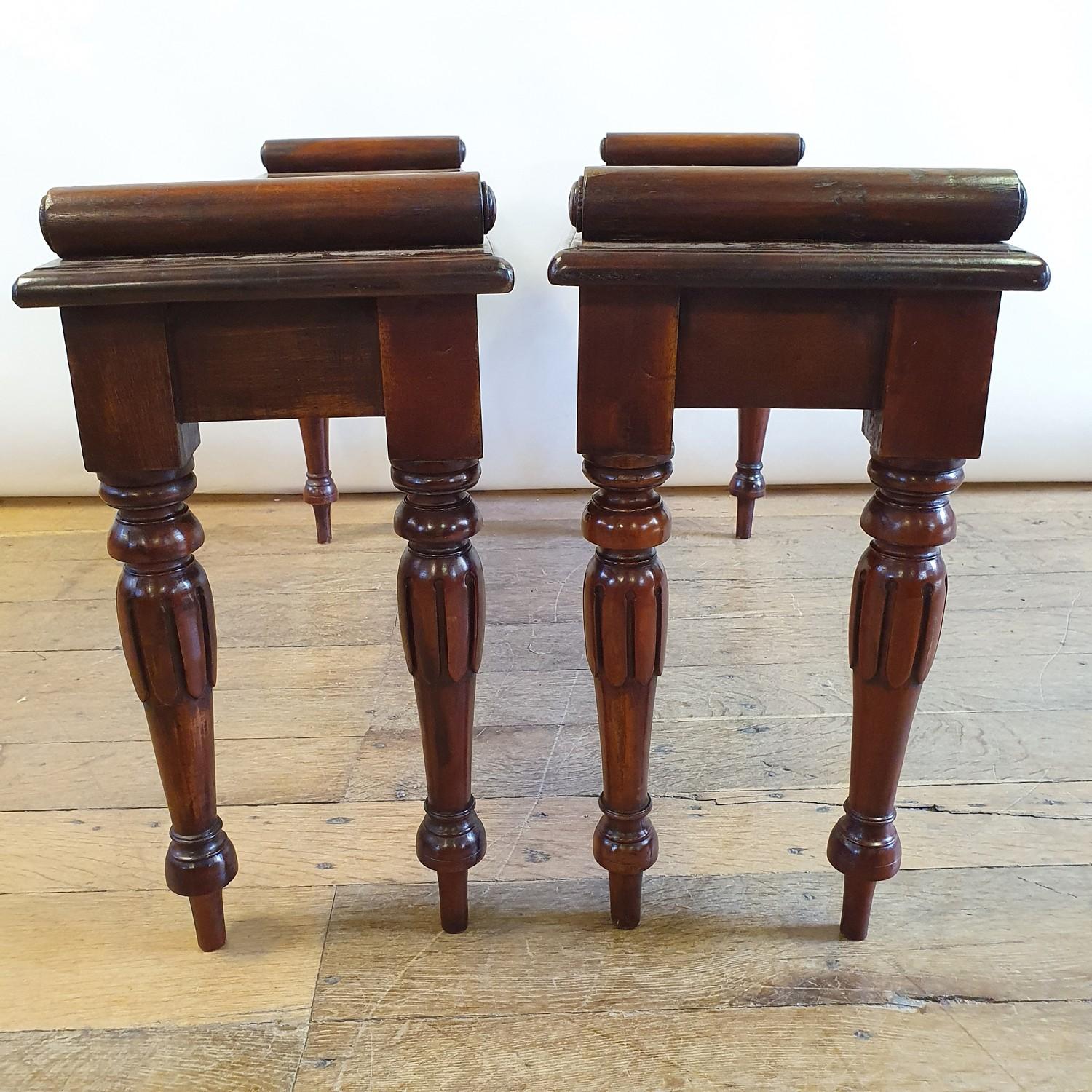 A pair of mahogany window seats, on turned tapering carved legs, 96 cm wide (2) - Image 3 of 5