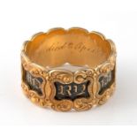 A Victorian 18ct gold and enamel memoriam ring, with In Memory Of to the exterior, the interior