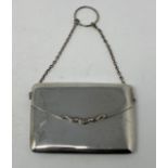 A silver evening purse, on a chain, Birmingham 1913, 2.4 ozt, 9.5 cm wide