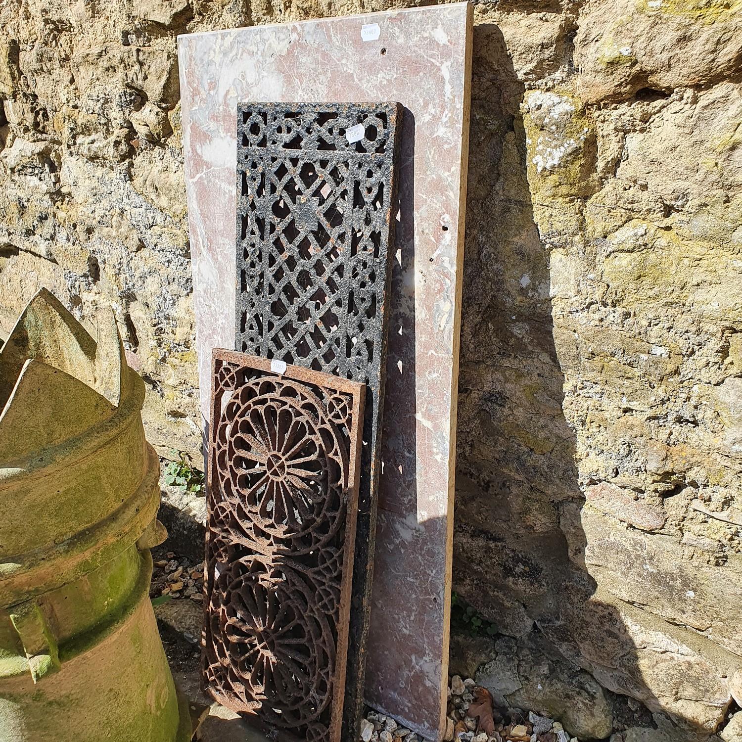 A pair of composite stone garden plinths, 35 cm wide, two marble tops, and two cast metal grates (6) - Bild 2 aus 2