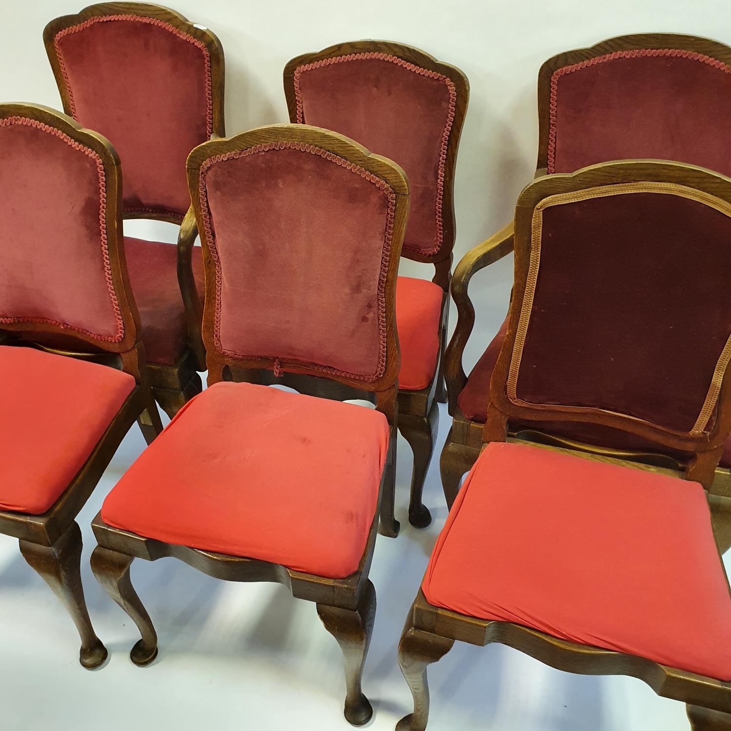 A set of six oak dining chairs, with padded backs and seats on cabriole legs (4+2) - Bild 2 aus 3