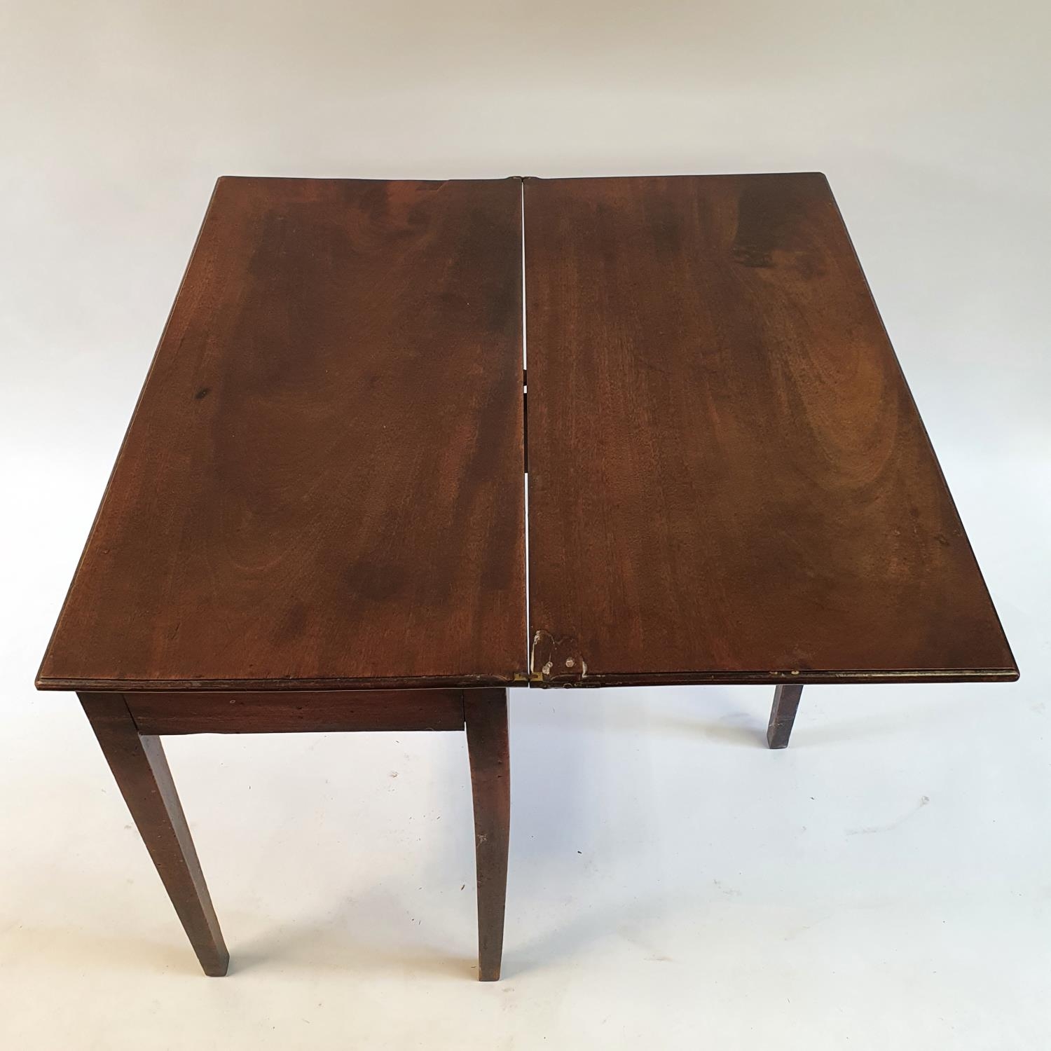 A 19th century mahogany folding tea table, on square tapering legs, 86 cm wide - Bild 4 aus 4