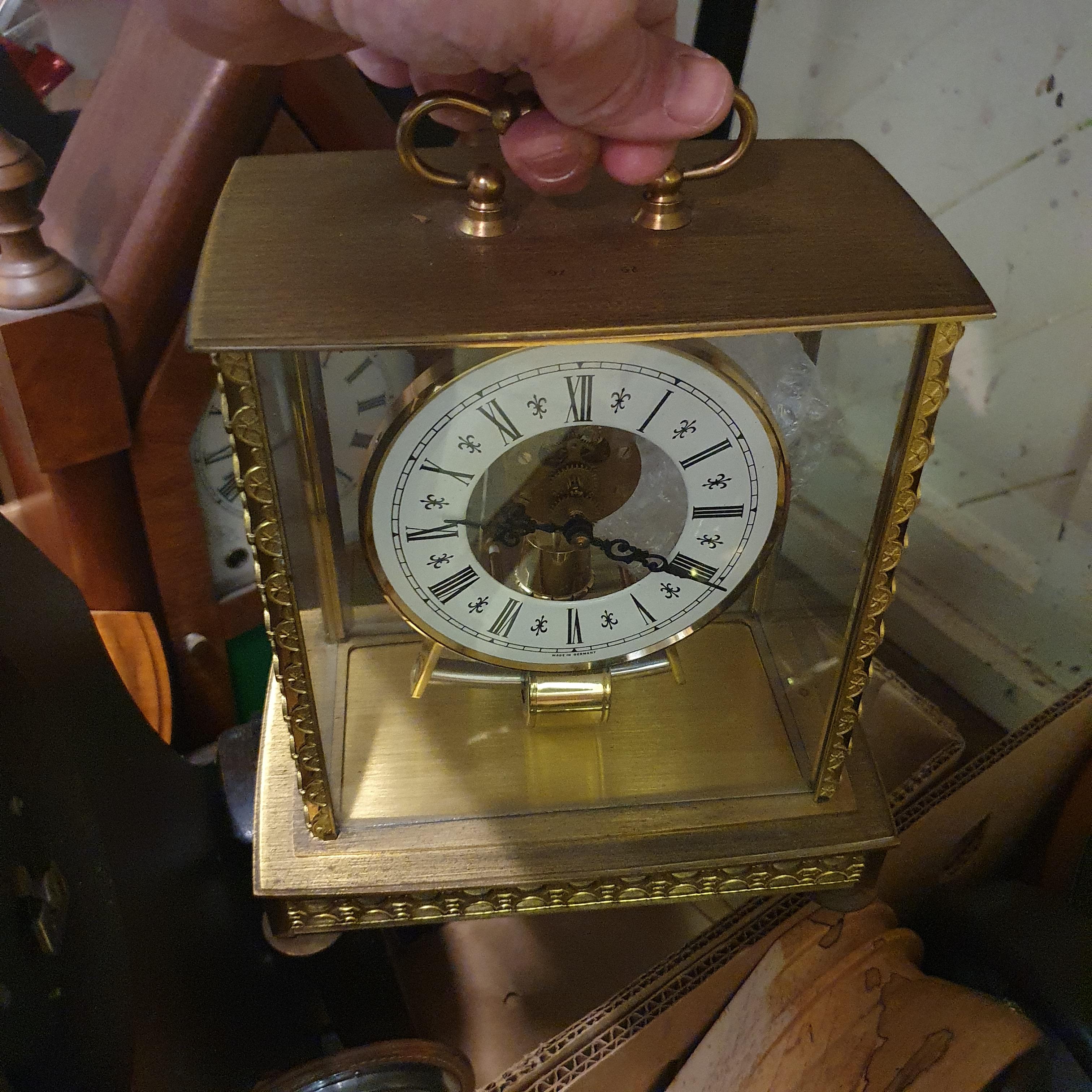 A wall clock, in an oak case and various other clocks (4 boxes) Mostly battery powered - Image 17 of 18