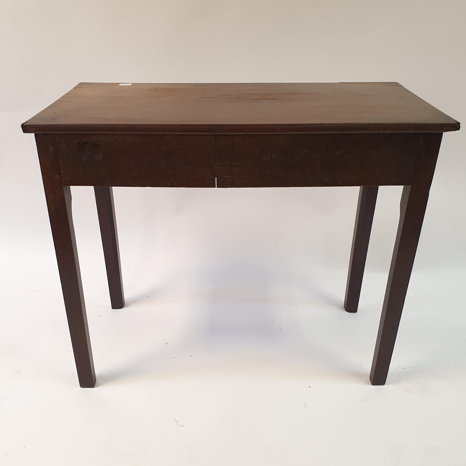 A mahogany side table, having a single frieze drawer, on square tapering legs, 82 cm wide - Bild 3 aus 5