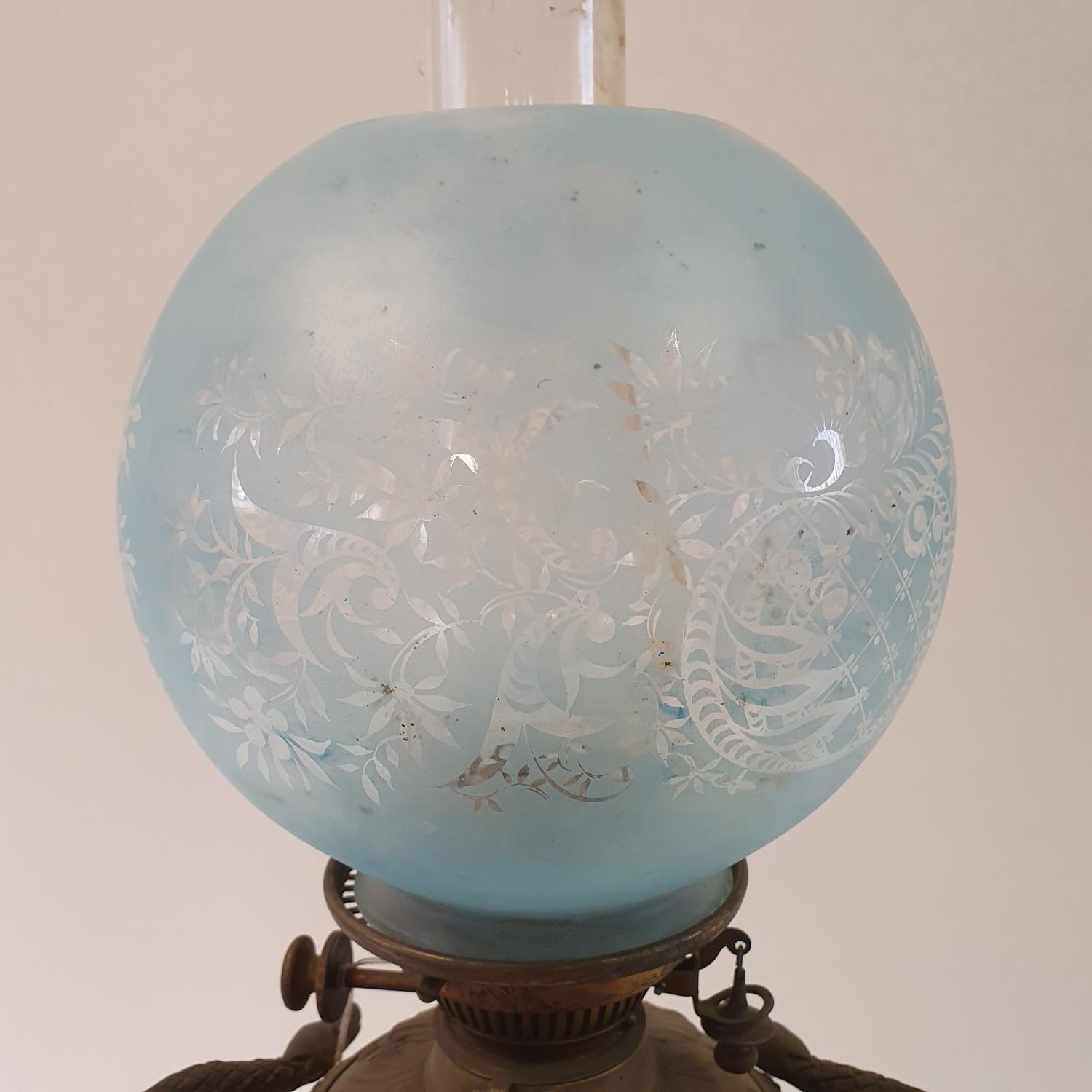 An oil lamp, with an acid etched shade, a clear glass well and a brass mounted marble base in the - Image 3 of 4