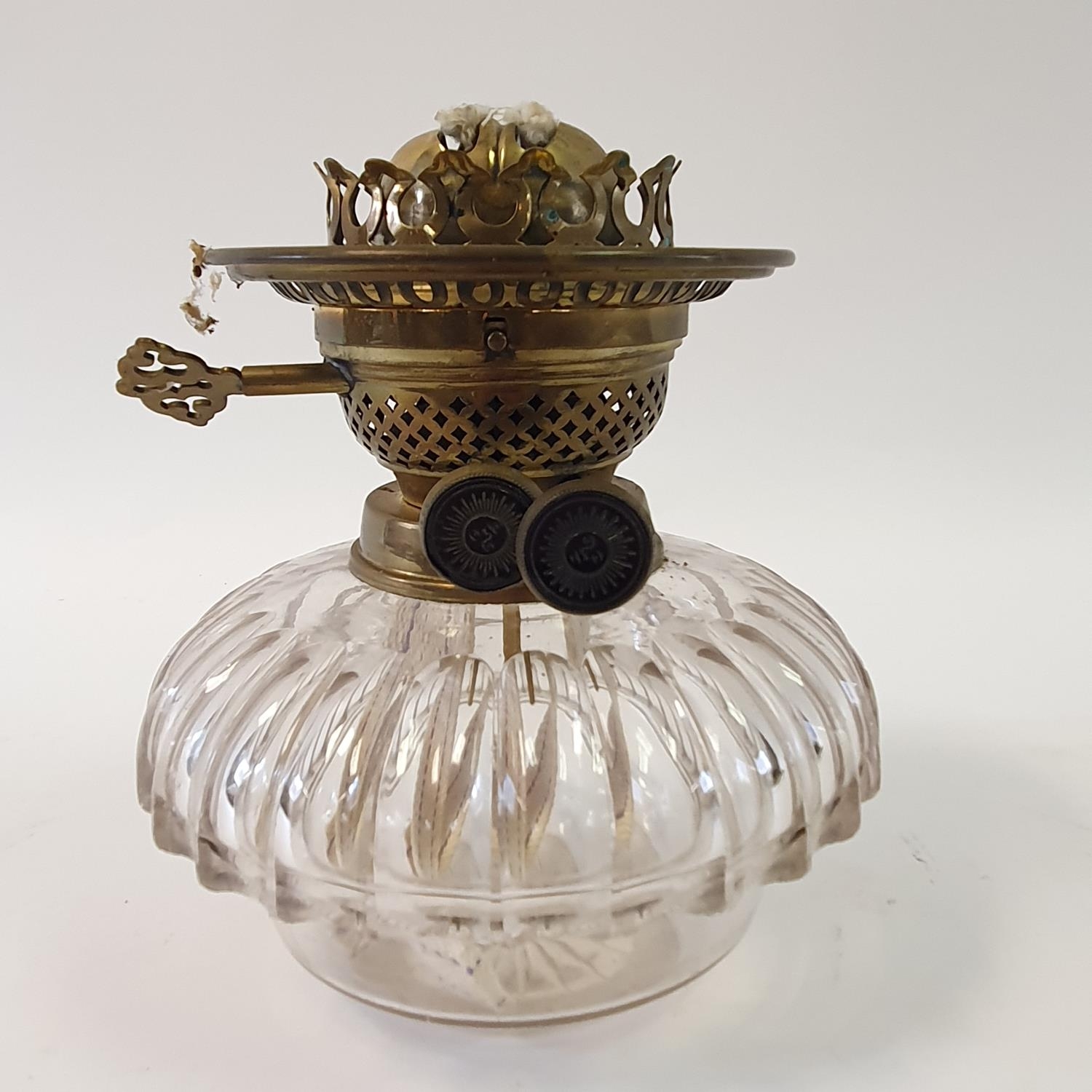 A late 19th/early 20th century wall mounted oil lamp, with a clear glass well, 41 cm wide Various - Image 2 of 4