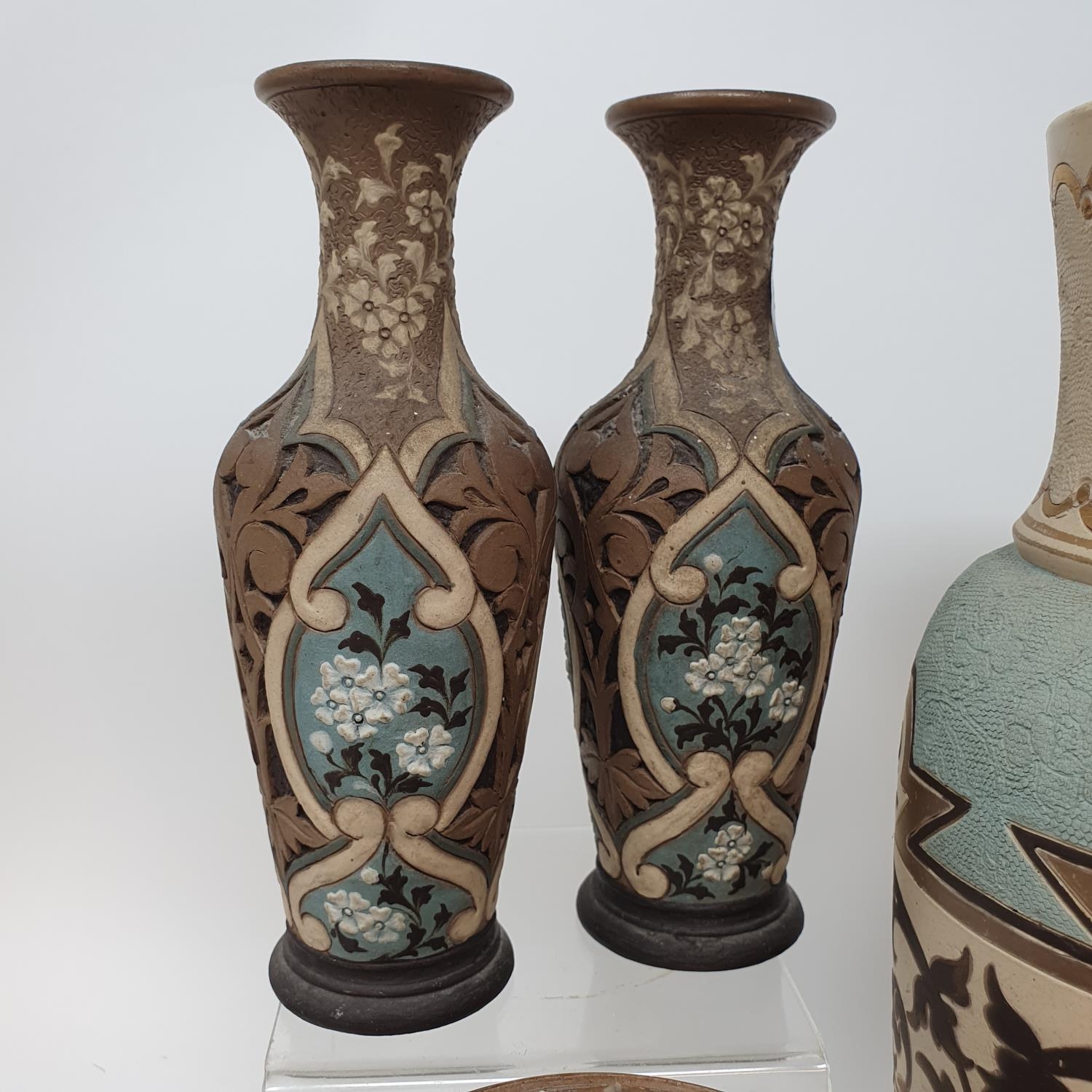 A Doulton Lambeth vase, 27 cm high, a tobacco jar, 15 cm high and three other item (5) - Image 3 of 8