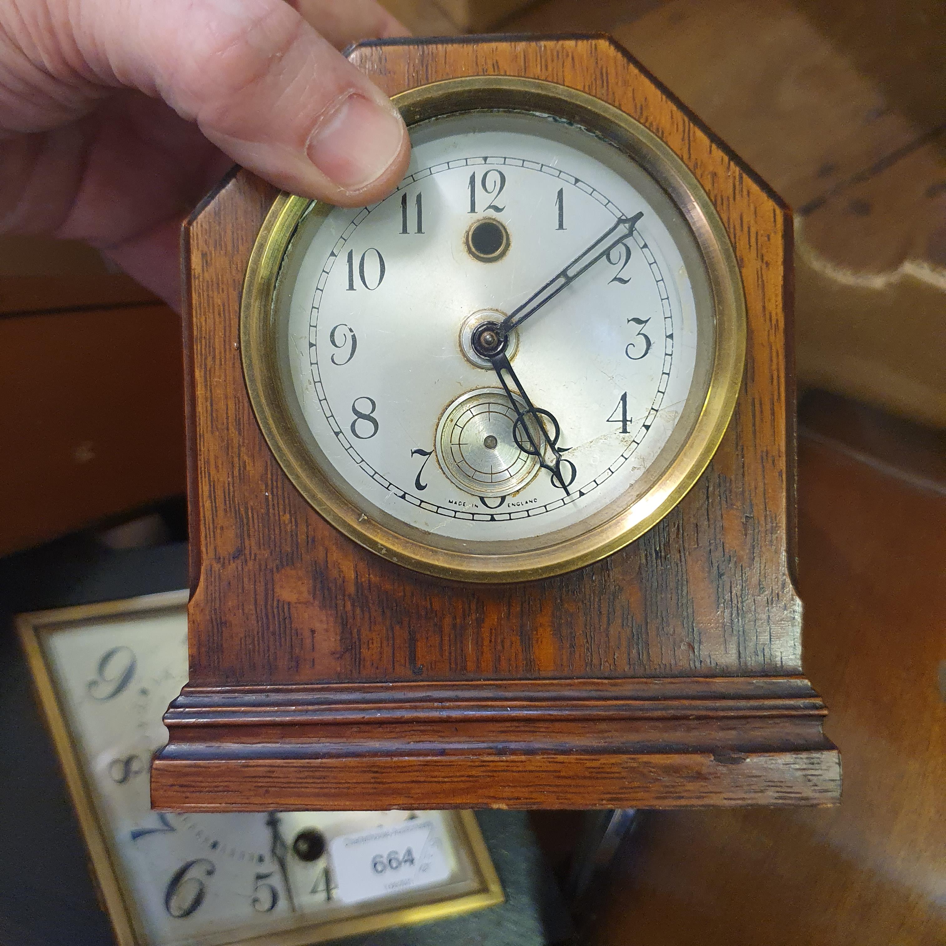 A wall clock, in an oak case and various other clocks (4 boxes) Mostly battery powered - Image 10 of 18