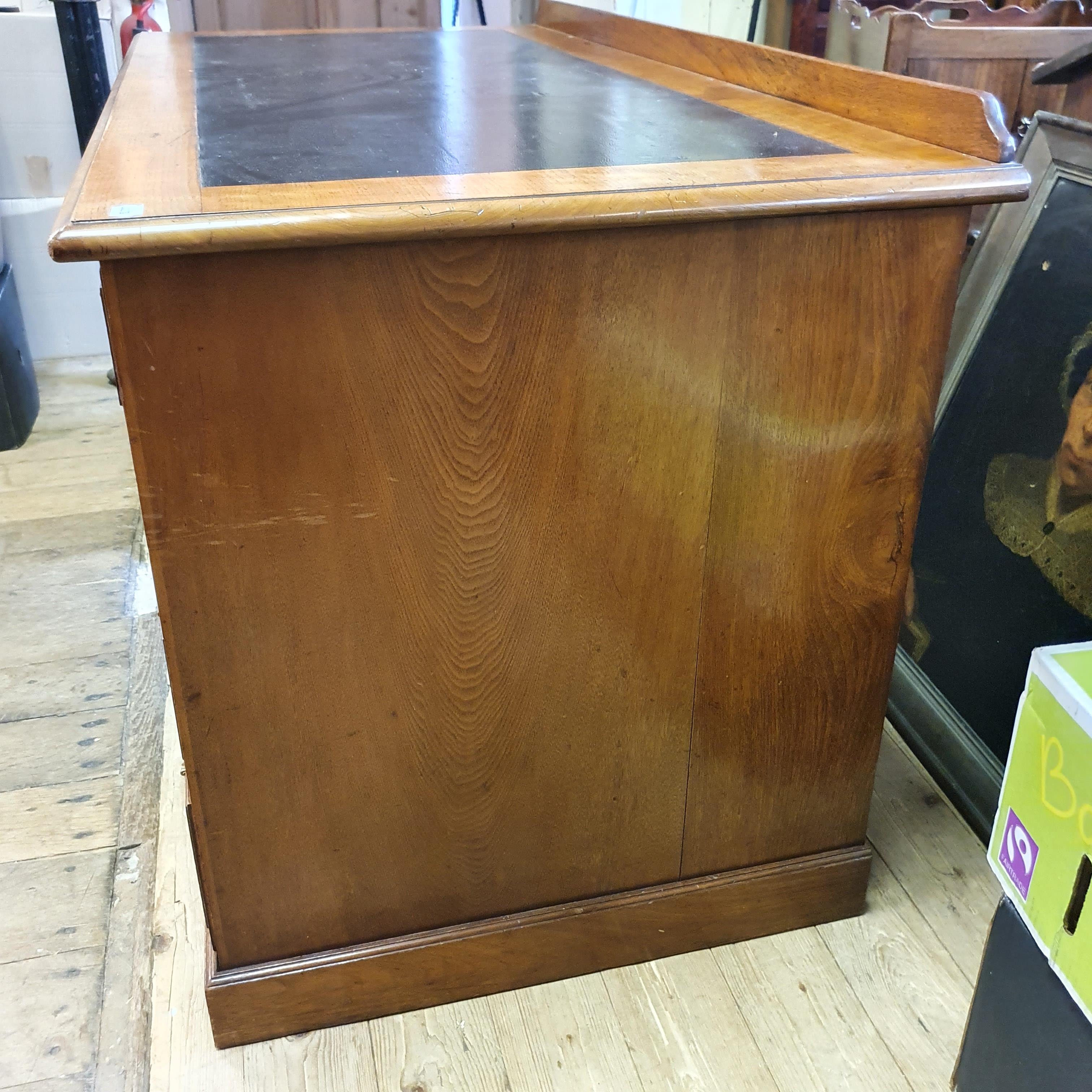 An early 20th century mahogany knee hole desk, having nine drawers, 140 cm wide - Image 2 of 3