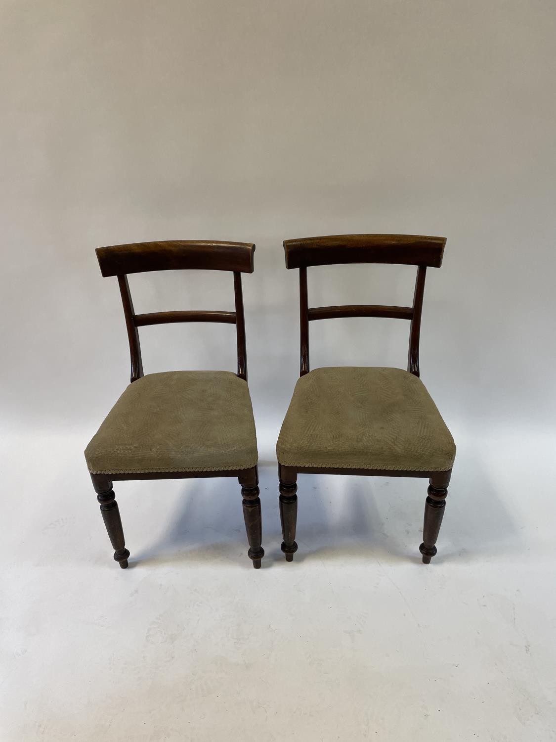 A 19th century mahogany armchair, with a drop in seat, on turned reeded tapering front legs, and six - Bild 2 aus 3
