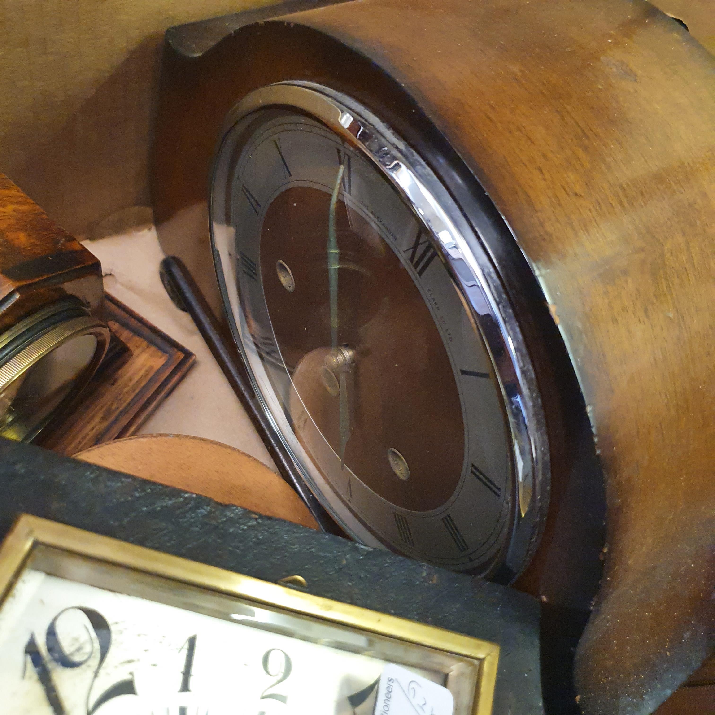 A wall clock, in an oak case and various other clocks (4 boxes) Mostly battery powered - Image 11 of 18