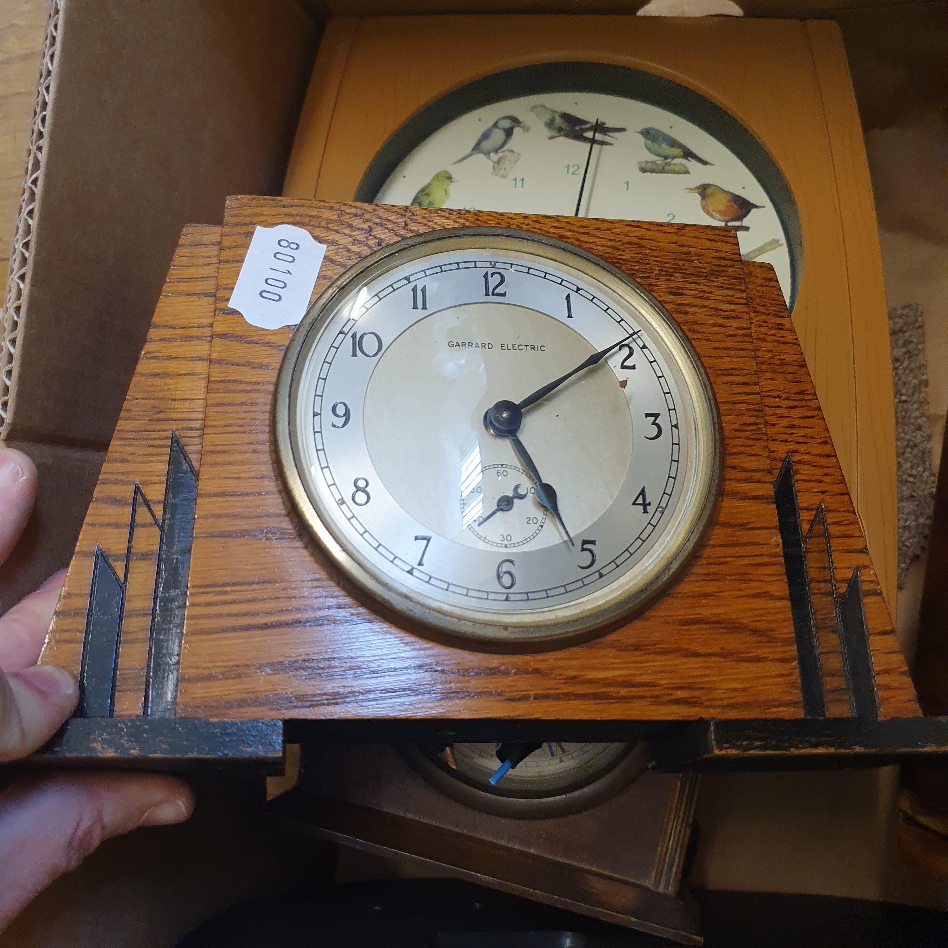 A wall clock, in an oak case and various other clocks (4 boxes) Mostly battery powered - Image 7 of 18