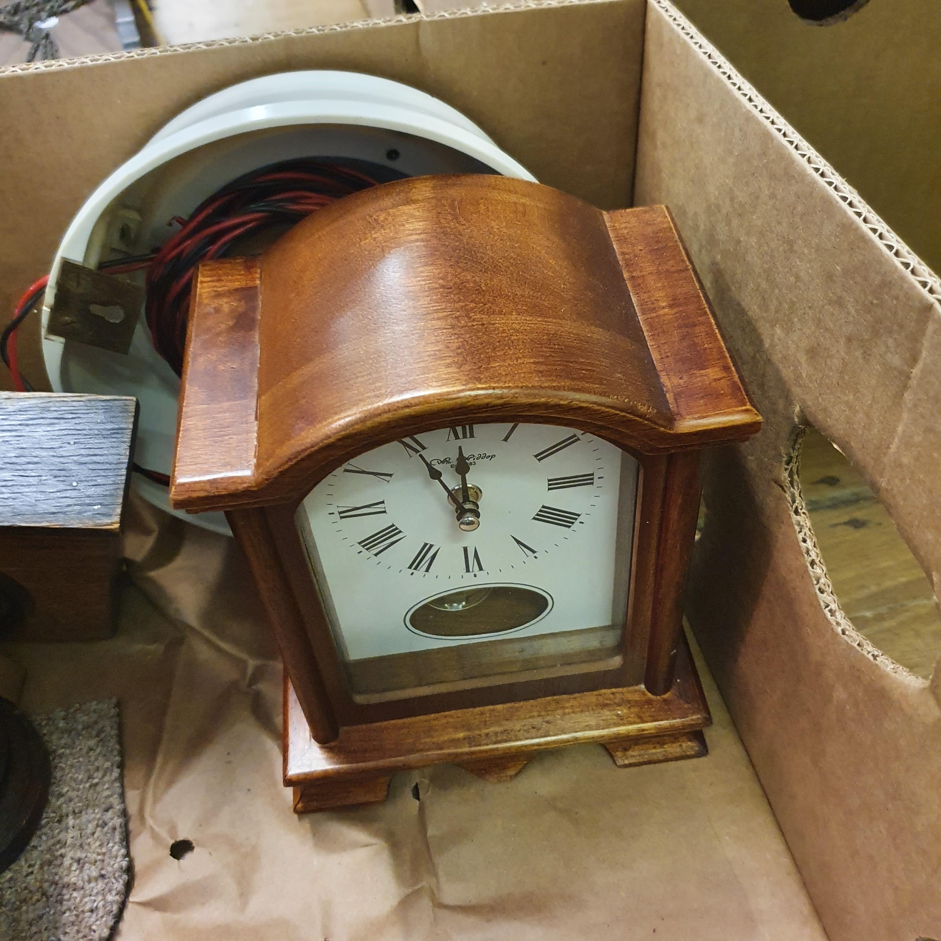 A wall clock, in an oak case and various other clocks (4 boxes) Mostly battery powered - Image 5 of 18