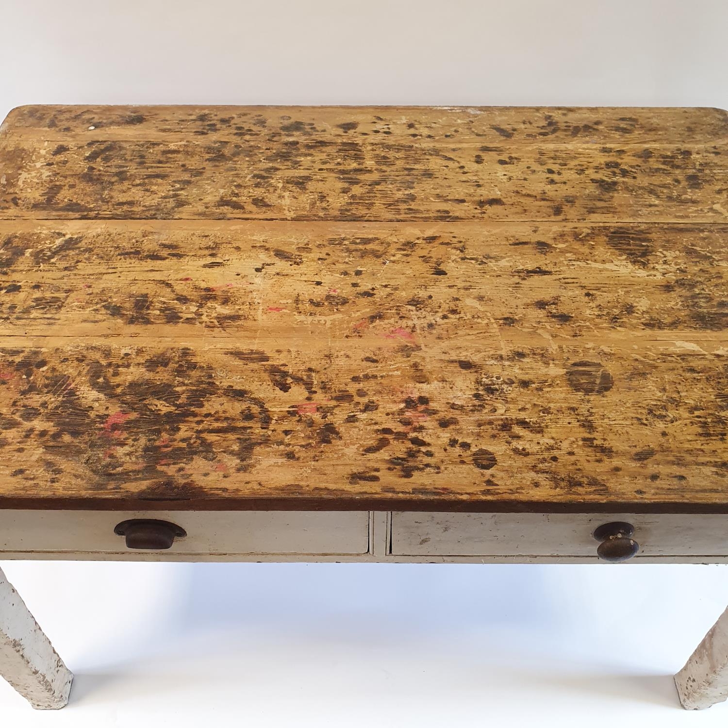 A pine kitchen table, having two drawers, on square legs, 142 cm wide - Image 3 of 5