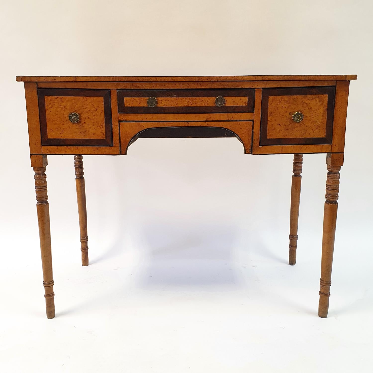 A 19th century kneehole desk, veneered in birdseye maple, having three drawers, on turned tapering - Bild 2 aus 8