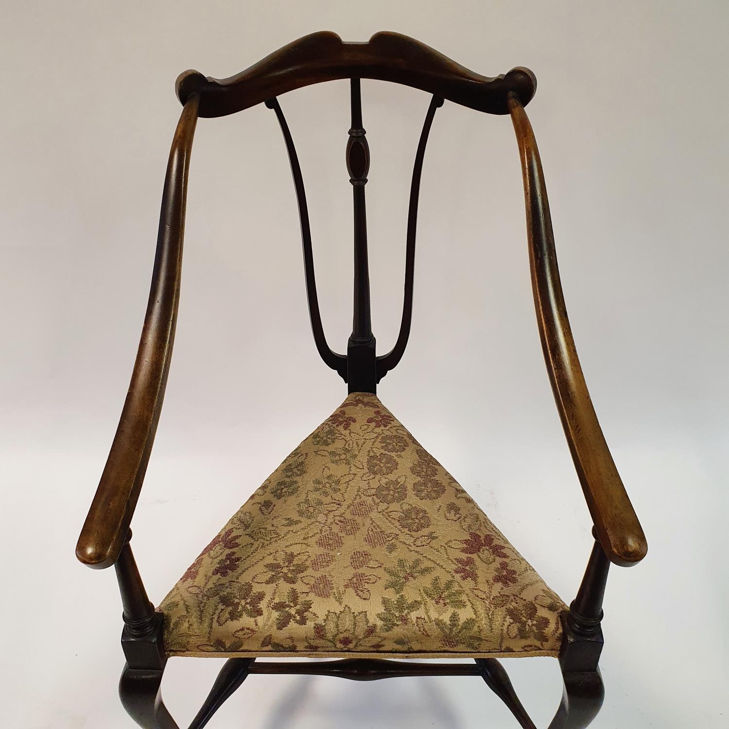 An early 20th century corner chair no signs of worm, the left hand arm (as you sit in the chair) has - Bild 2 aus 5