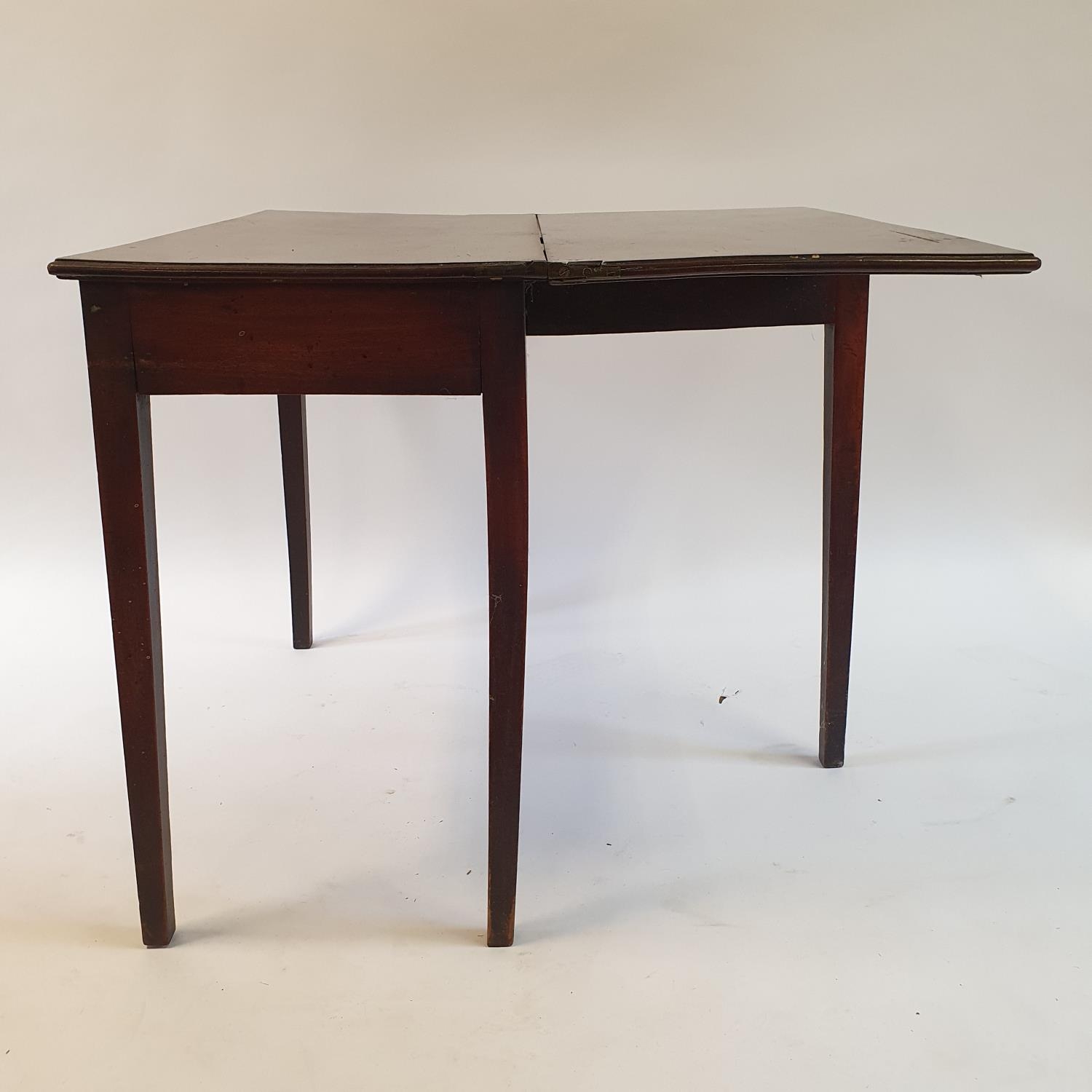 A 19th century mahogany folding tea table, on square tapering legs, 86 cm wide - Bild 3 aus 4