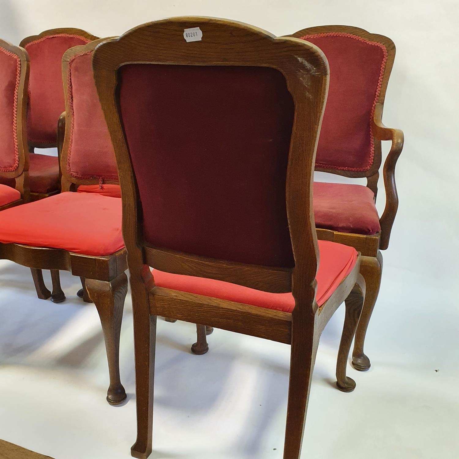 A set of six oak dining chairs, with padded backs and seats on cabriole legs (4+2) - Bild 3 aus 3