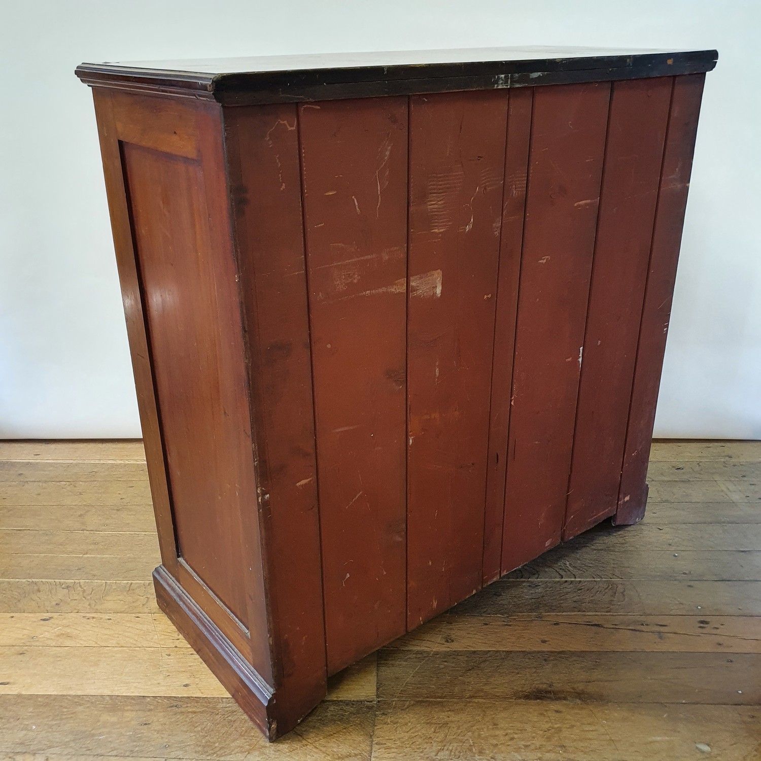 An early 20th century Scottish mahogany chest, having a top hat drawer, flanked by four short - Bild 4 aus 4