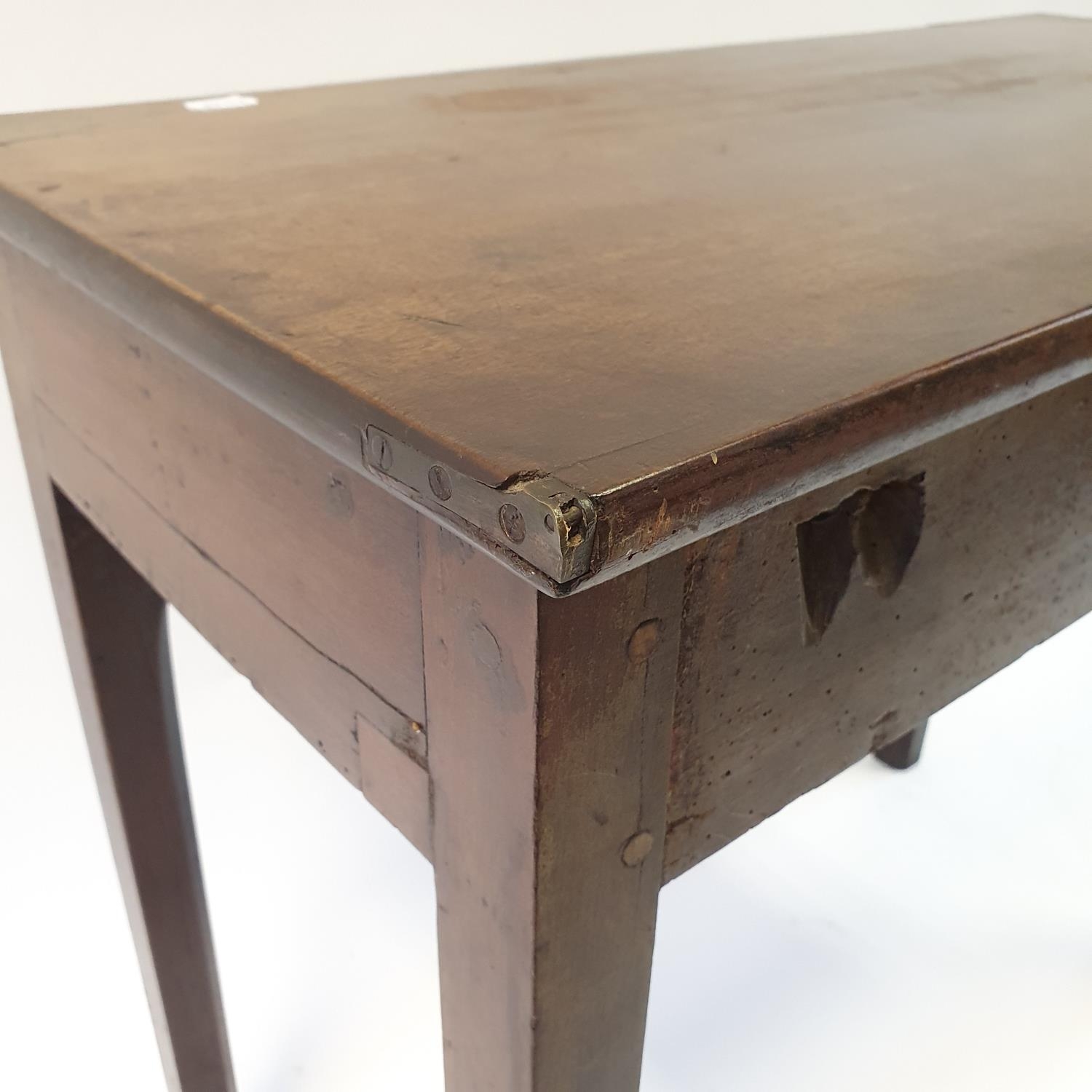 A mahogany side table, having a single frieze drawer, on square tapering legs, 82 cm wide - Bild 5 aus 5