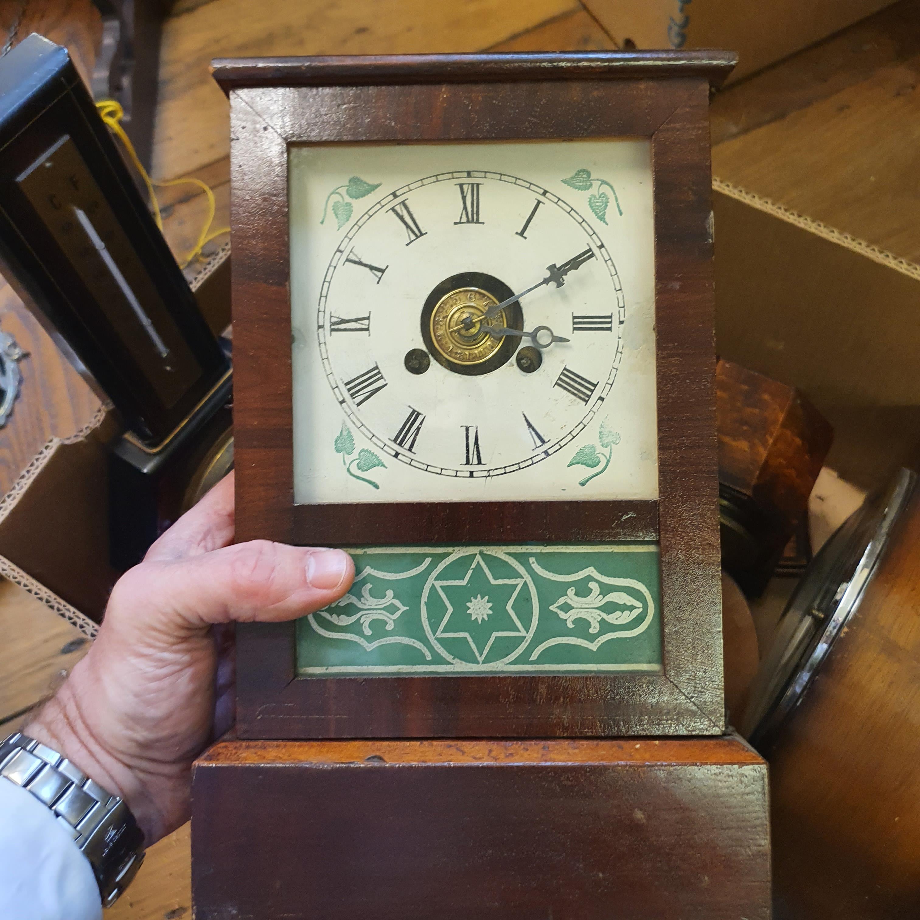 A wall clock, in an oak case and various other clocks (4 boxes) Mostly battery powered - Image 9 of 18