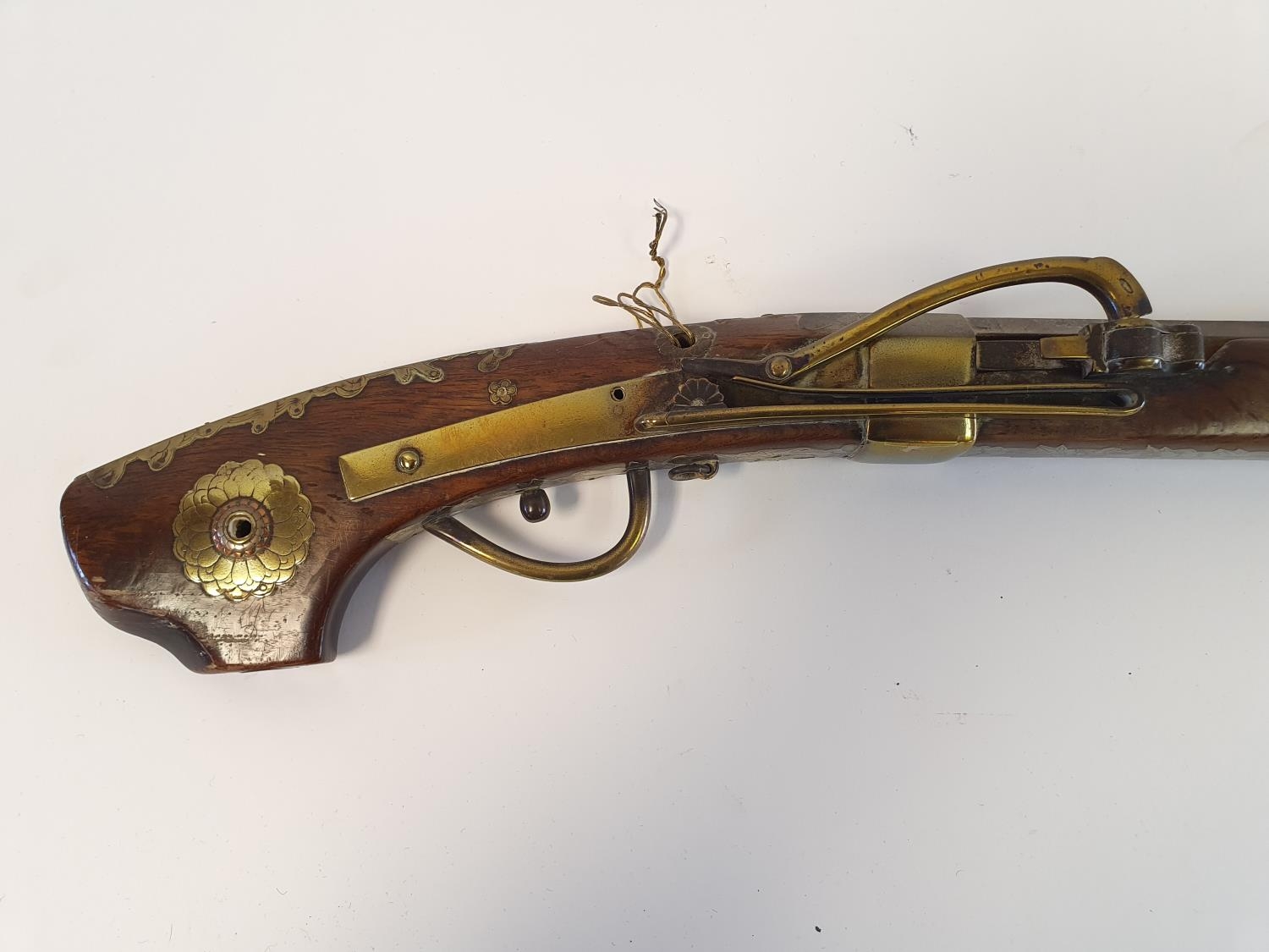 A Japanese matchlock long gun, the 106 cm sighted octagonal barrel on a wooden stock with brass - Image 2 of 5