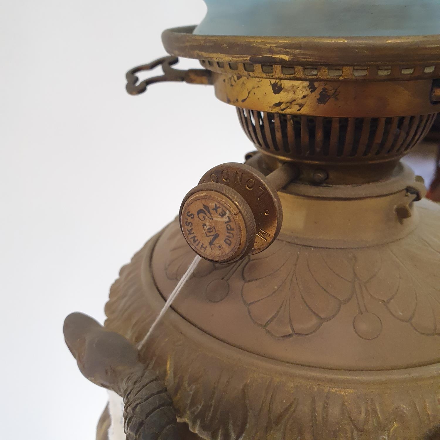 An oil lamp, with an acid etched shade, a clear glass well and a brass mounted marble base in the - Image 4 of 4