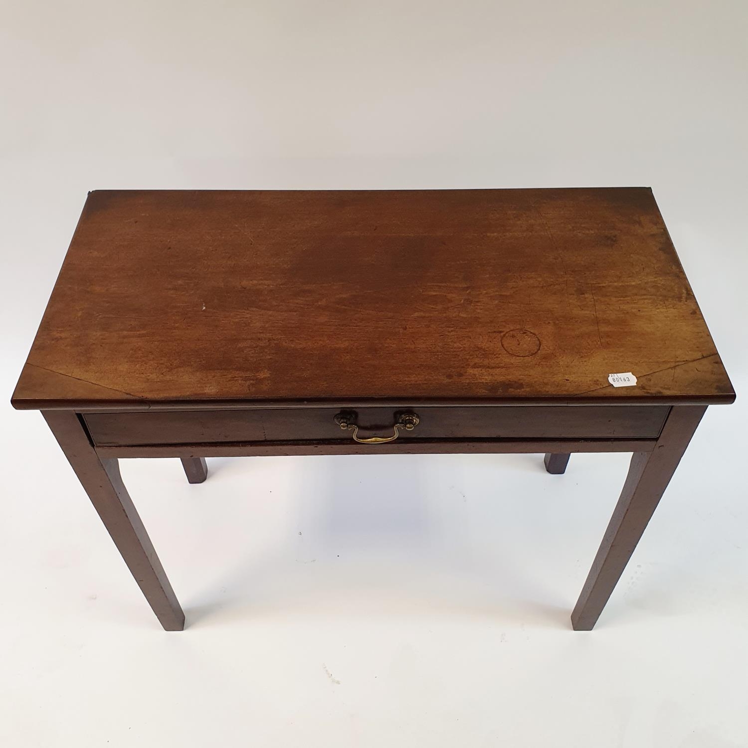 A mahogany side table, having a single frieze drawer, on square tapering legs, 82 cm wide - Bild 2 aus 5