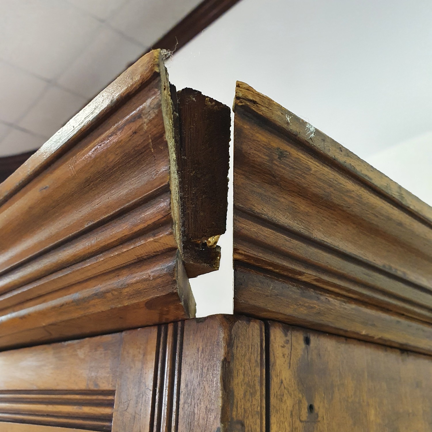 An early 20th century walnut linen press, with two doors, to reveal slides, on a base with two - Image 5 of 7