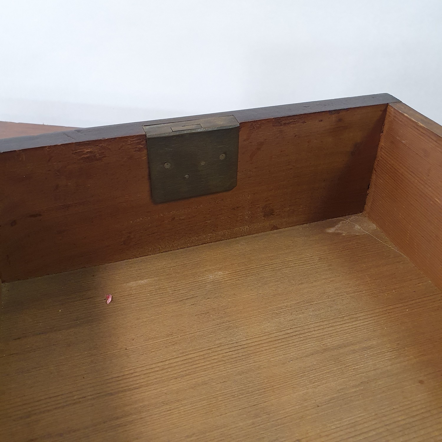 An early 20th century Scottish mahogany chest, having a top hat drawer, flanked by four short - Bild 3 aus 4