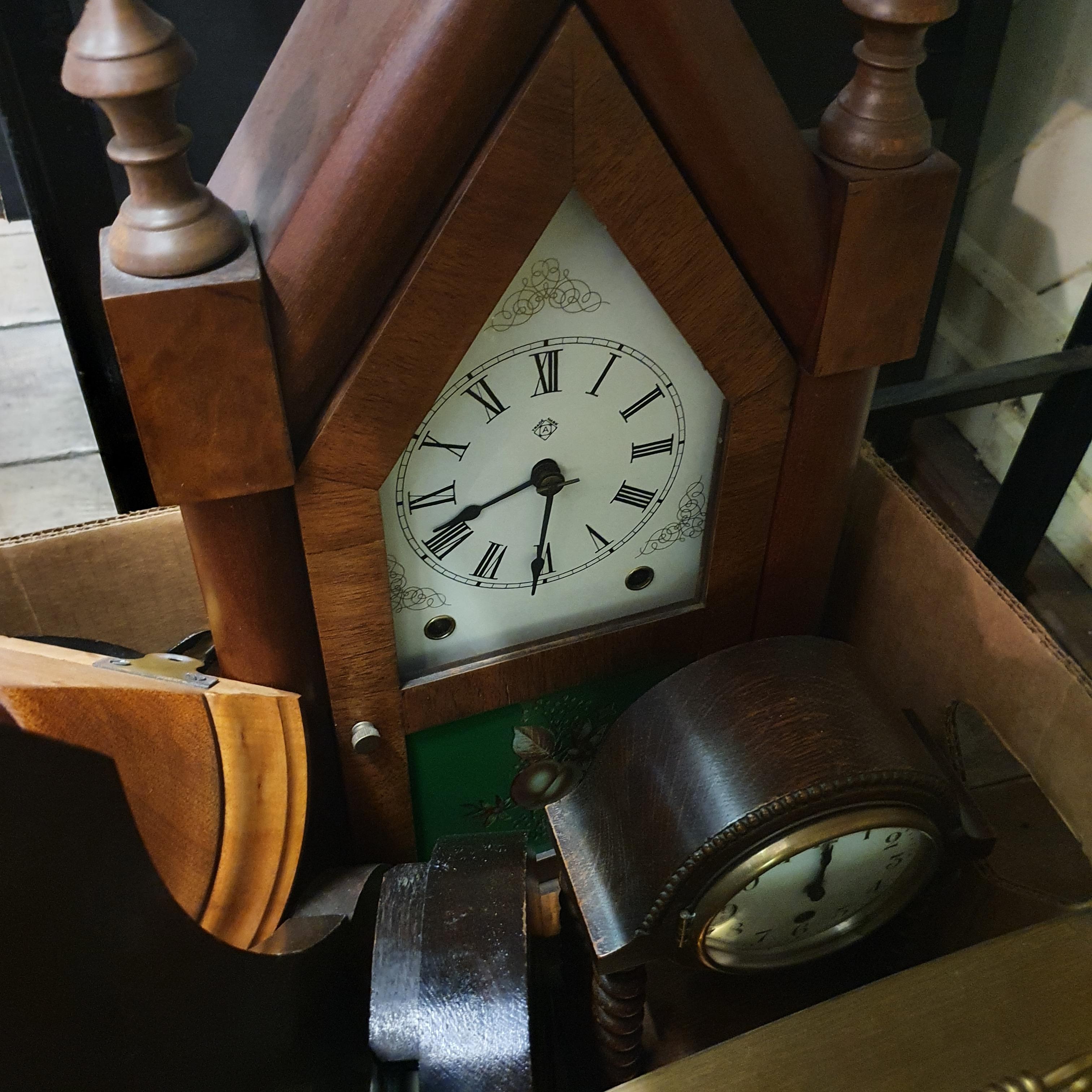 A wall clock, in an oak case and various other clocks (4 boxes) Mostly battery powered - Image 16 of 18