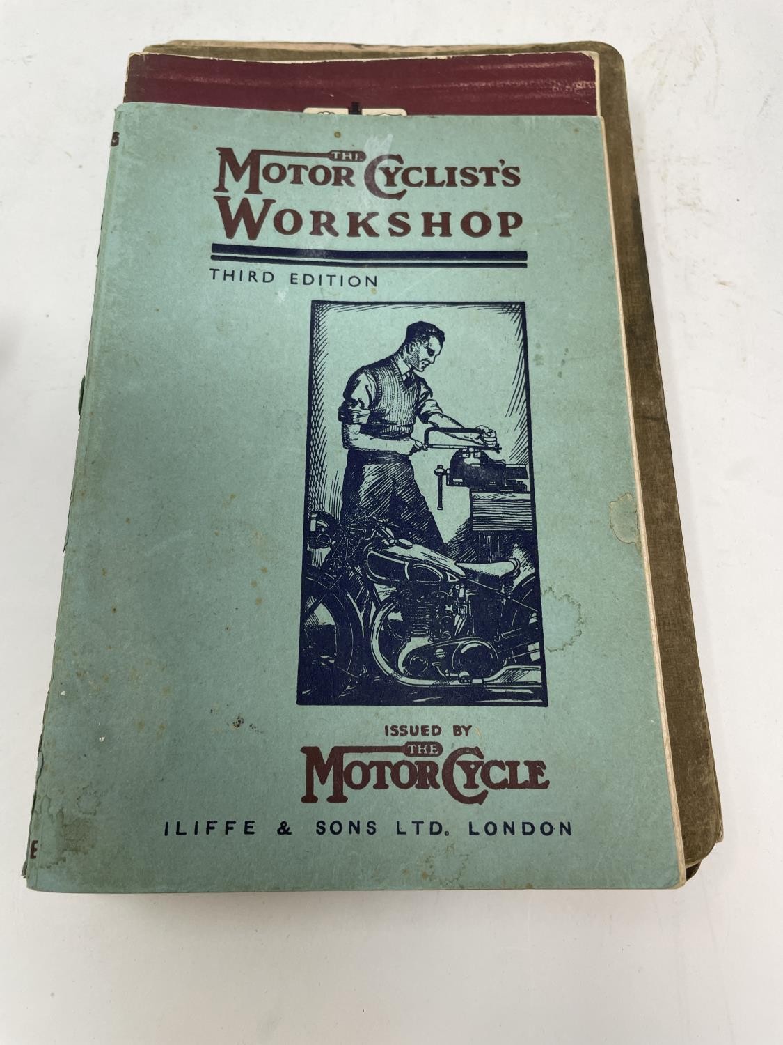 A group of booklets and programmes including The Auto-Cycle Union Offical Handbook 1914, some - Image 26 of 33