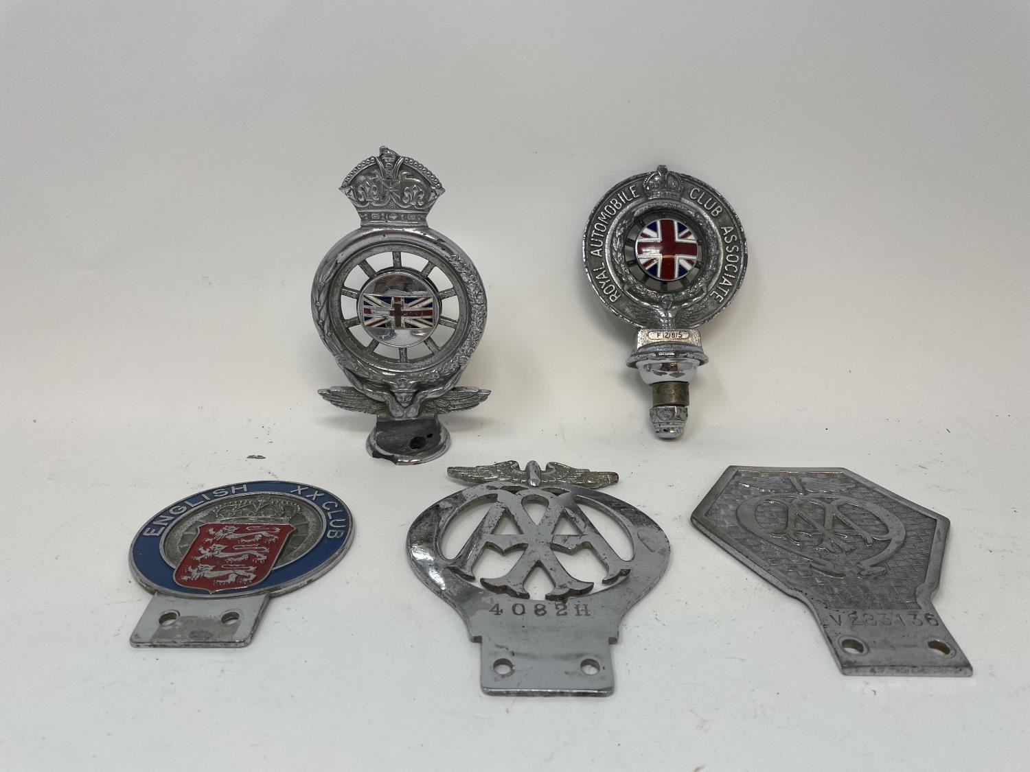 A RAC Associate car badge, another similar, two AA badges and an English XX Club badge (5)