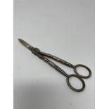 A pair of silver grape scissors, Sheffield 1908, 3.2 ozt