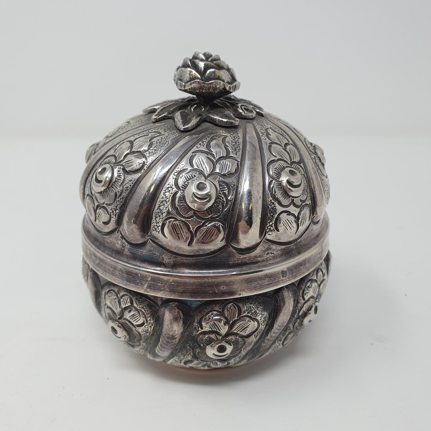 A Continental silver colour metal box, decorated flowers, 9 cm diameter 6.9 ozt, untested - Image 2 of 2