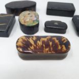 A 19th century horn snuff box, with a tortoiseshell lid, and six other snuff boxes (7)