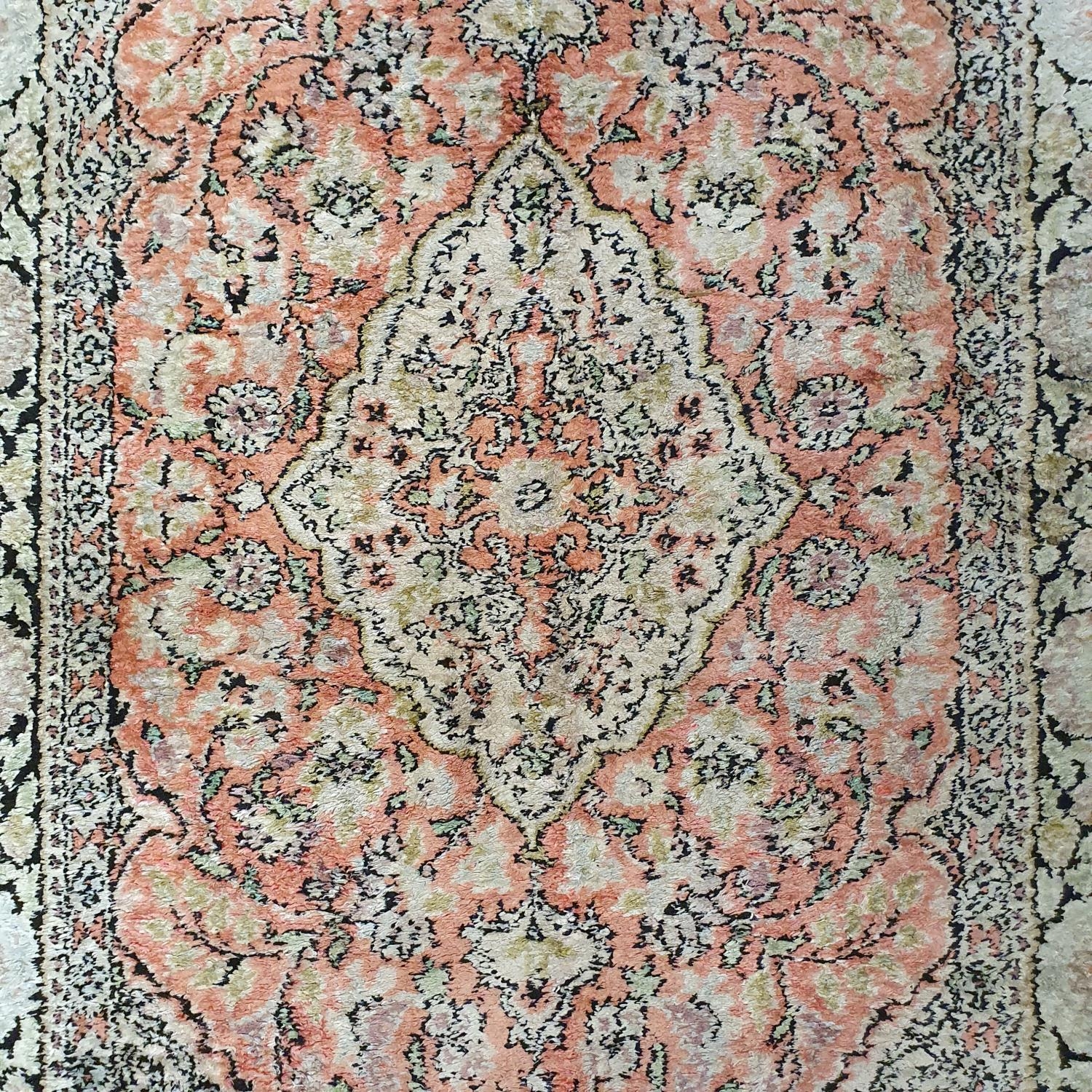 A Persian silk Qum rug, 128 x 76 cm - Bild 2 aus 3