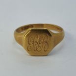 An 18ct gold signet ring, 4.6 g